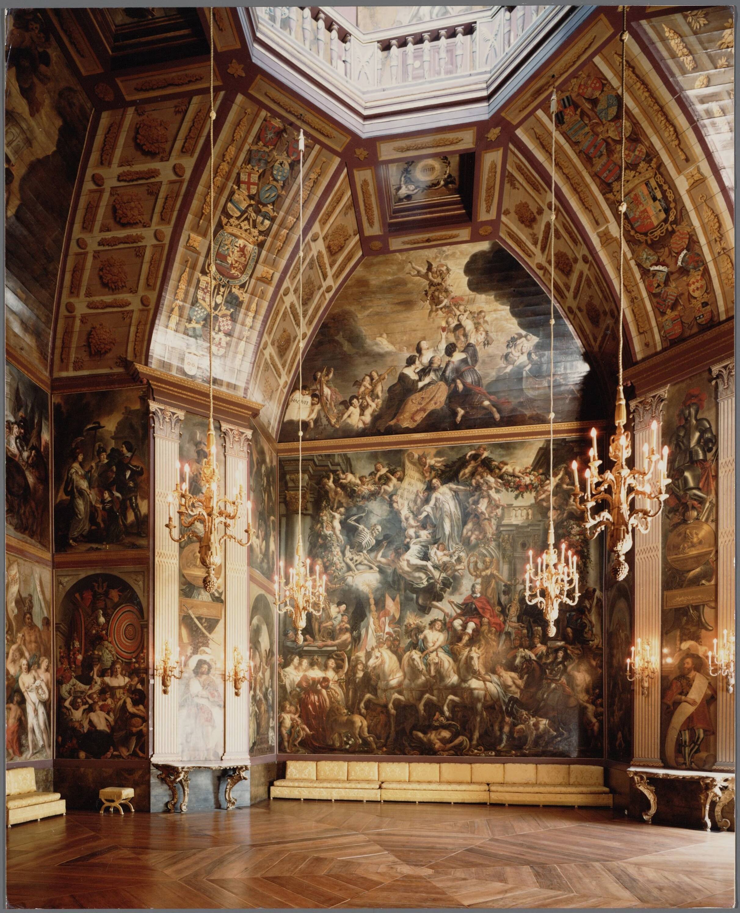 Paleis Huis ten Bosch te Den Haag — De Oranjezaal — Foto: Hofmeester, Bart / RVD. Licentie: Set B: Rechtenvrij / Publiek Domein. Bron: Nationaal Archief. http://hdl.handle.net/10648/afa89e56-d0b4-102d-bcf8-003048976d84