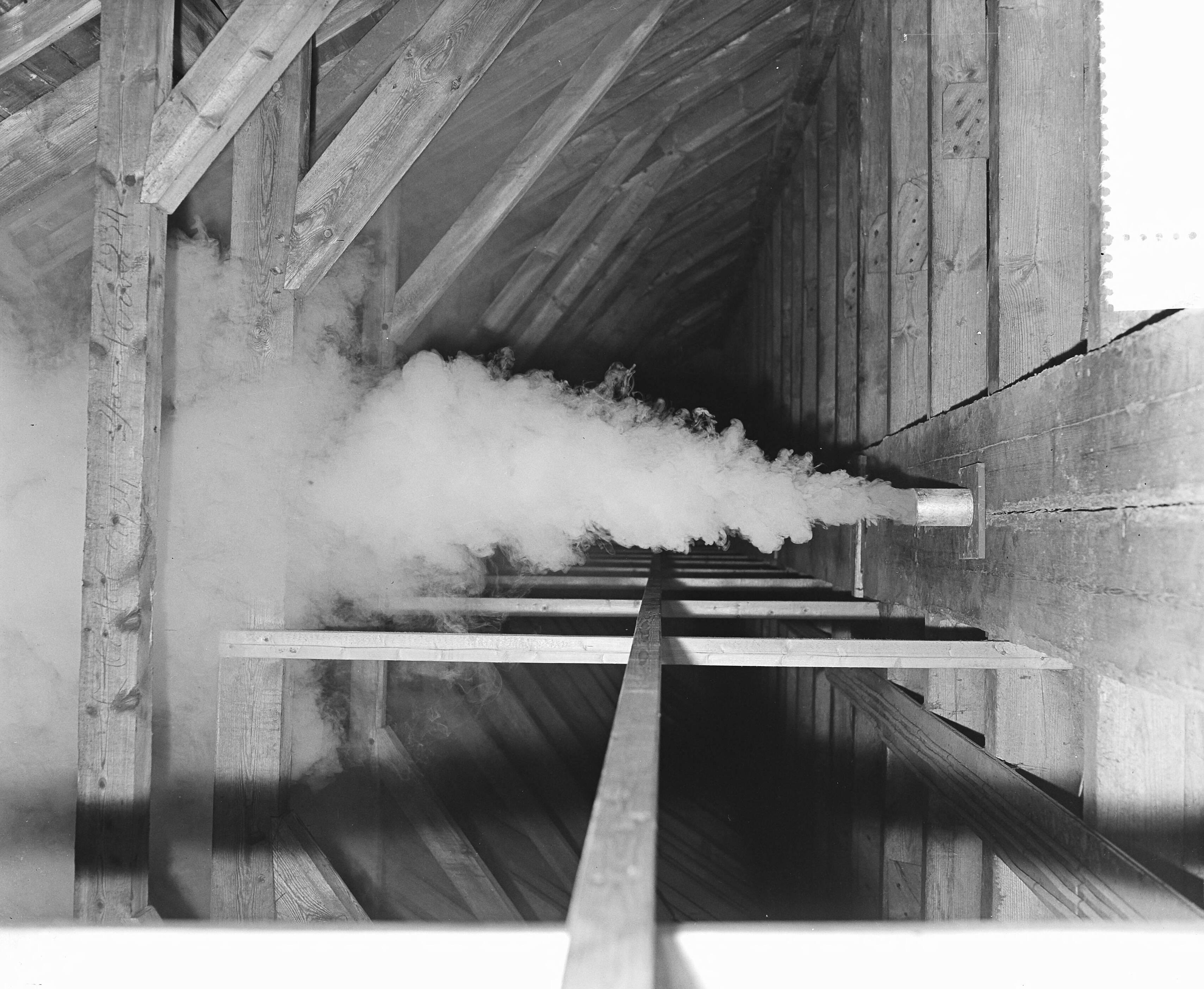 Fotocollectie Anefo — Kerk Blaricum, uitgassen van insecten — Foto: Rossem, Wim van / Anefo. Licentie: Set B: Rechtenvrij / Publiek Domein. Bron: Nationaal Archief. http://hdl.handle.net/10648/a922179c-d0b4-102d-bcf8-003048976d84