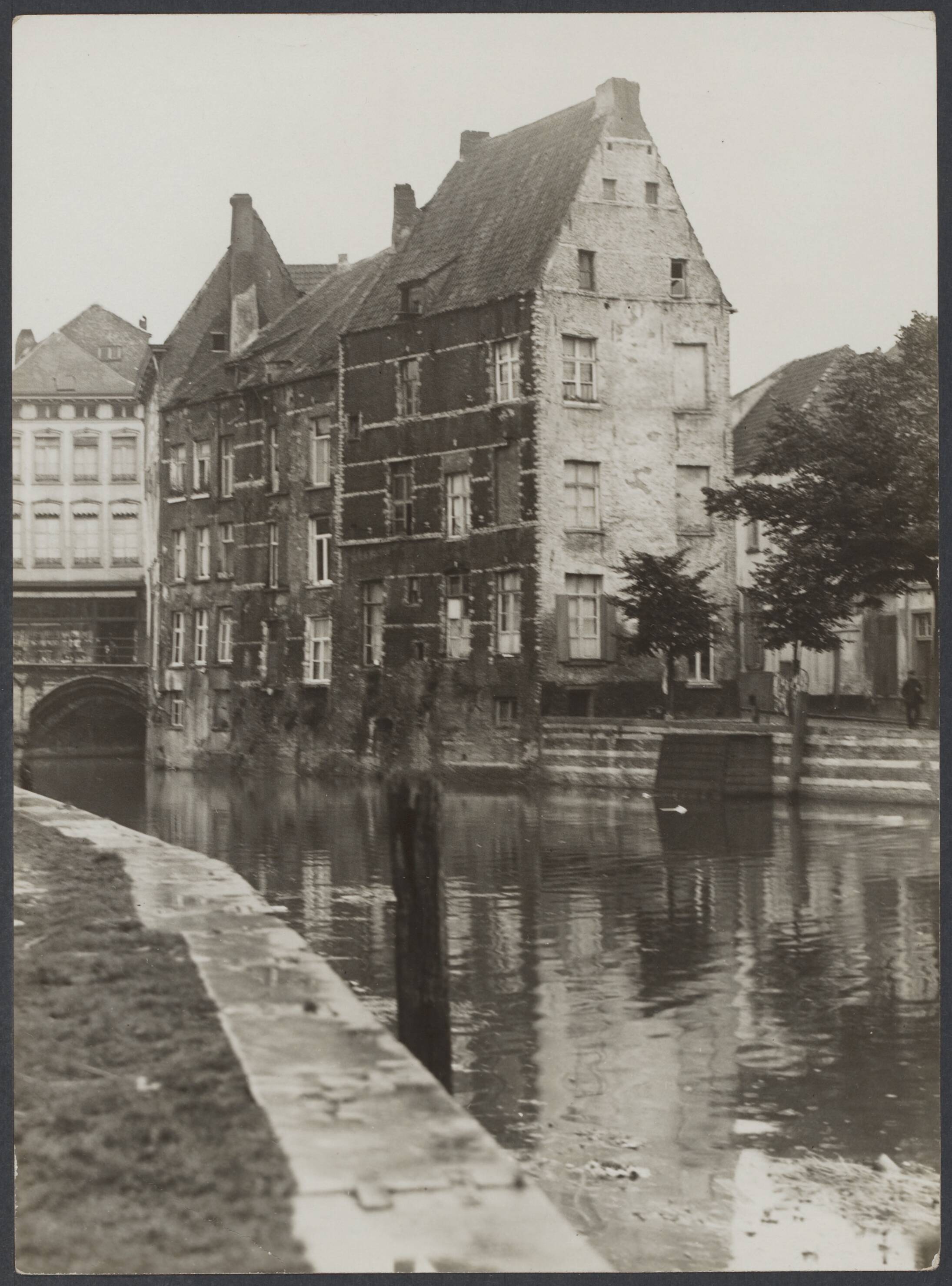 Mechelen — Mechelen. Laatgotische panden tussen de Dijle, de Grootbrug en de Lange Schipstraat — Foto: Onbekend / Publiek Domein of Rechtenvrij. Licentie: Set B: Rechtenvrij / Publiek Domein. Bron: Nationaal Archief. http://hdl.handle.net/10648/1d0d3535-f029-3f72-21d5-0136828ddad2