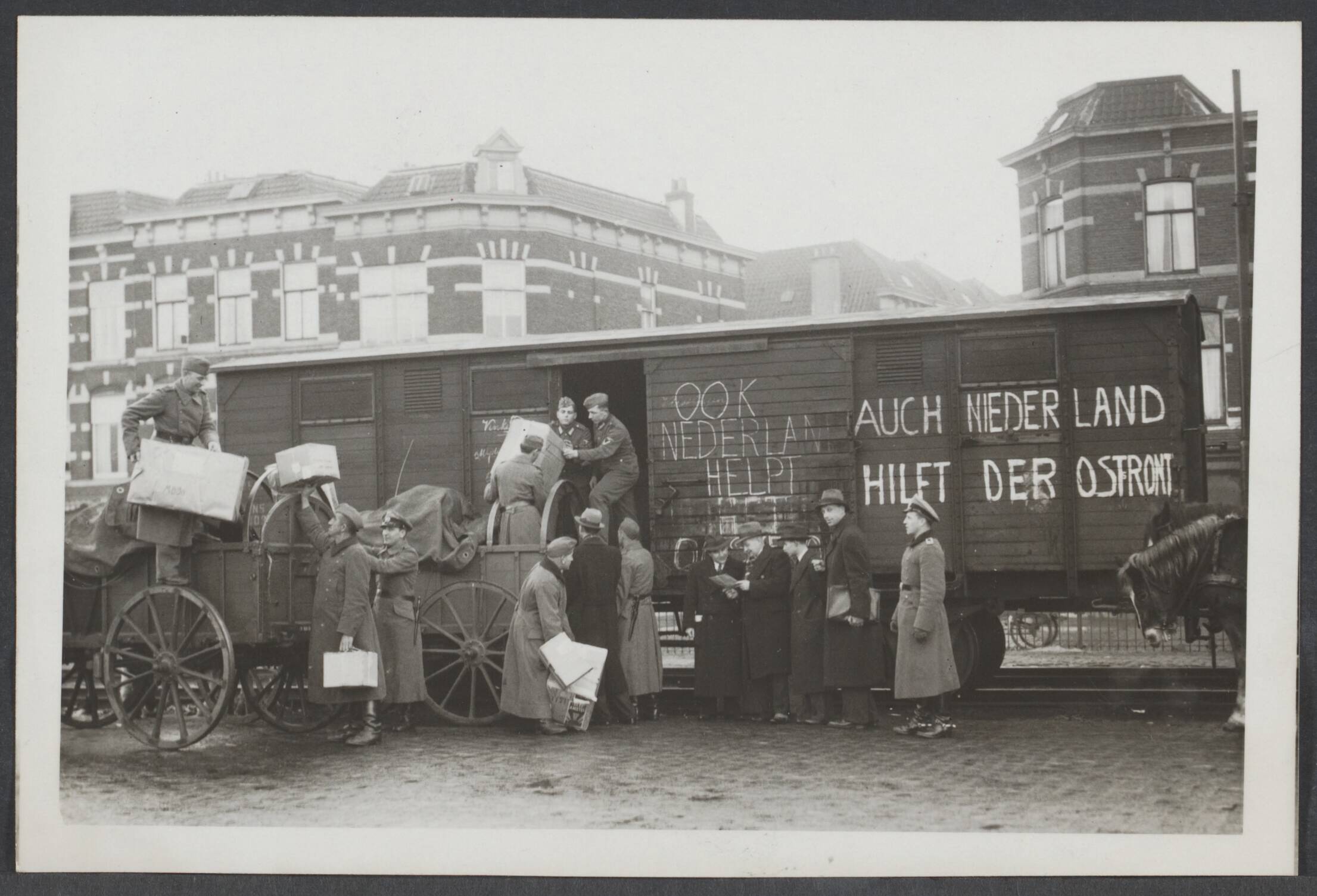 Nederlandse vrijwilligers aan Duitse zijde: Regiment Westland. — Verzending van goederen die zijn ingezameld voor de soldaten aan het Oostfront in Den Haag — Foto: Meijer, T.A. / N.V. Polygoon. Licentie: Set B: Rechtenvrij / Publiek Domein. Bron: Nationaal Archief. http://hdl.handle.net/10648/38653dbb-0096-ef12-6bce-a9e43b2c4a2d