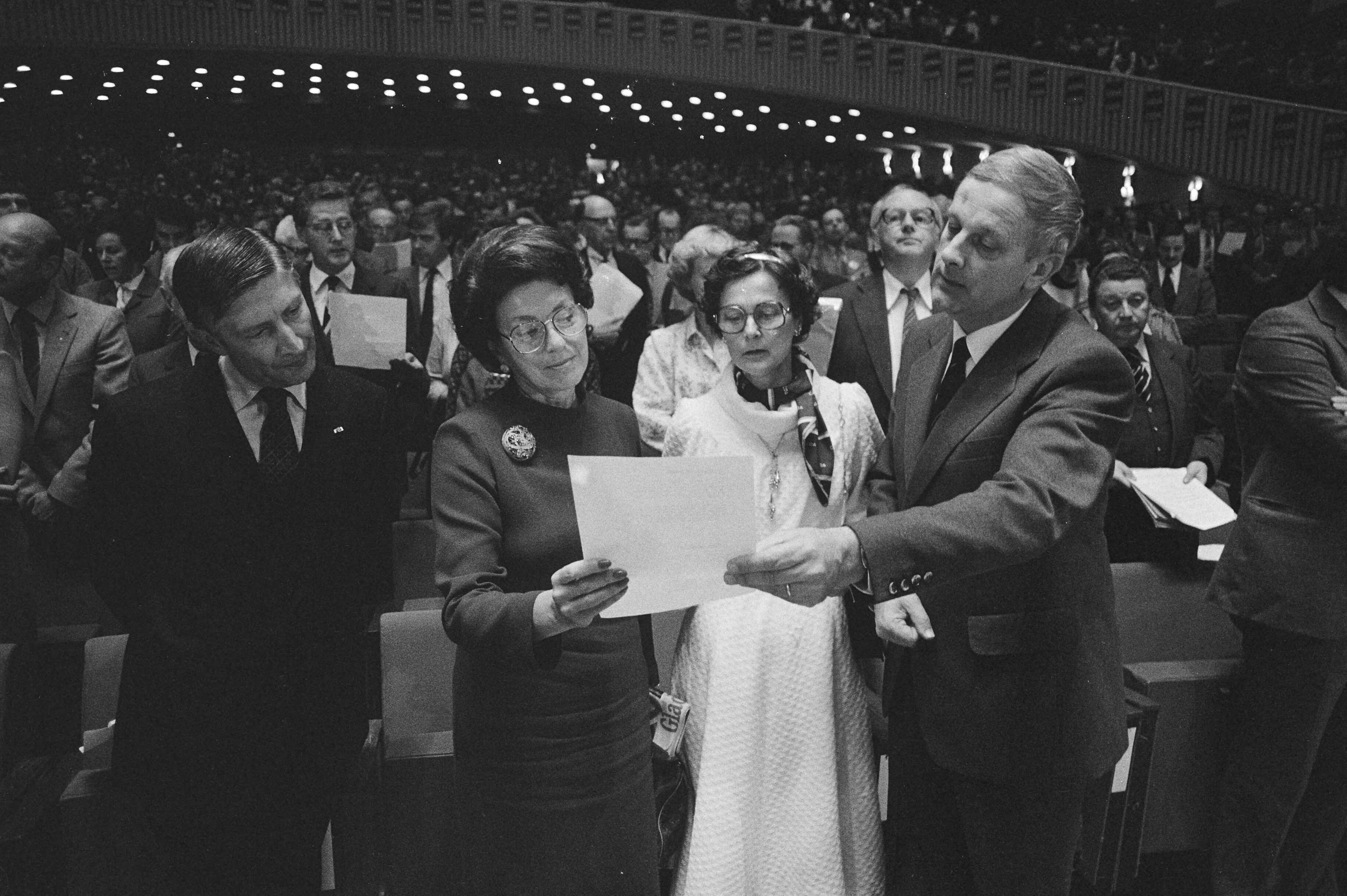 Fotocollectie Anefo — Fusie congres CDA in Den Haag , zingen van slotlied Van Agt , ambassadrice VS mevrouw Joseph , mw. Steenkamp — Foto: Antonisse, Marcel / Anefo. Licentie: Set B: Rechtenvrij / Publiek Domein. Bron: Nationaal Archief. http://hdl.handle.net/10648/acea9016-d0b4-102d-bcf8-003048976d84