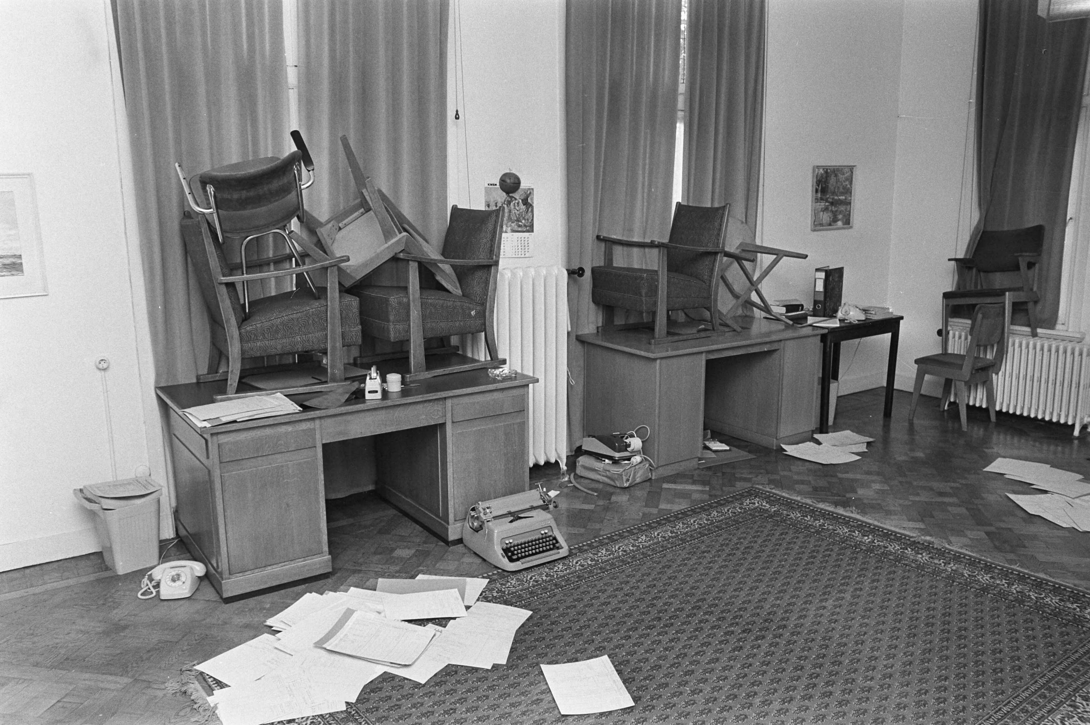 Fotocollectie Anefo — Surinaamse studentenjongeren bezetten kabinet gevolmachtigd minister van Suriname in Den Haag ; ravage na bezetting — Foto: Evers, Joost / Anefo. Licentie: Set B: Rechtenvrij / Publiek Domein. Bron: Nationaal Archief. http://hdl.handle.net/10648/aba008d0-d0b4-102d-bcf8-003048976d84