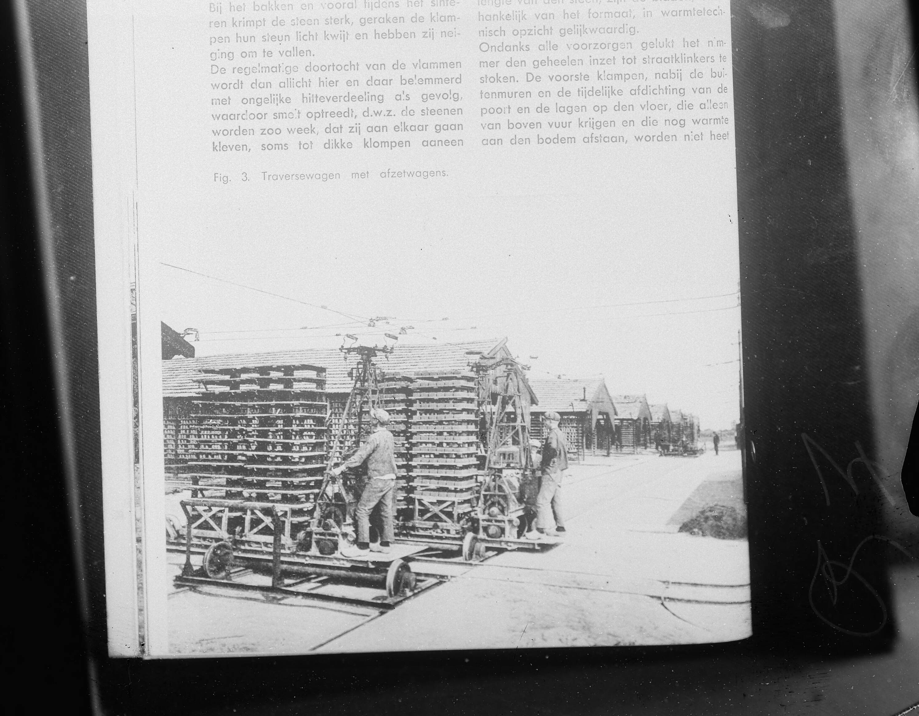 Fotocollectie Arbeidsinspectie — steenfabricage: traversewagen met afzetwagens (fig.3 uit Straatklinkers en straatwegen van NV Vlamovenstraatklinker te Zeist 1937) — Foto: Onbekend / Publiek Domein of Rechtenvrij. Licentie: Set B: Rechtenvrij / Publiek Domein. Bron: Nationaal Archief. http://hdl.handle.net/10648/ad9f45ce-d0b4-102d-bcf8-003048976d84