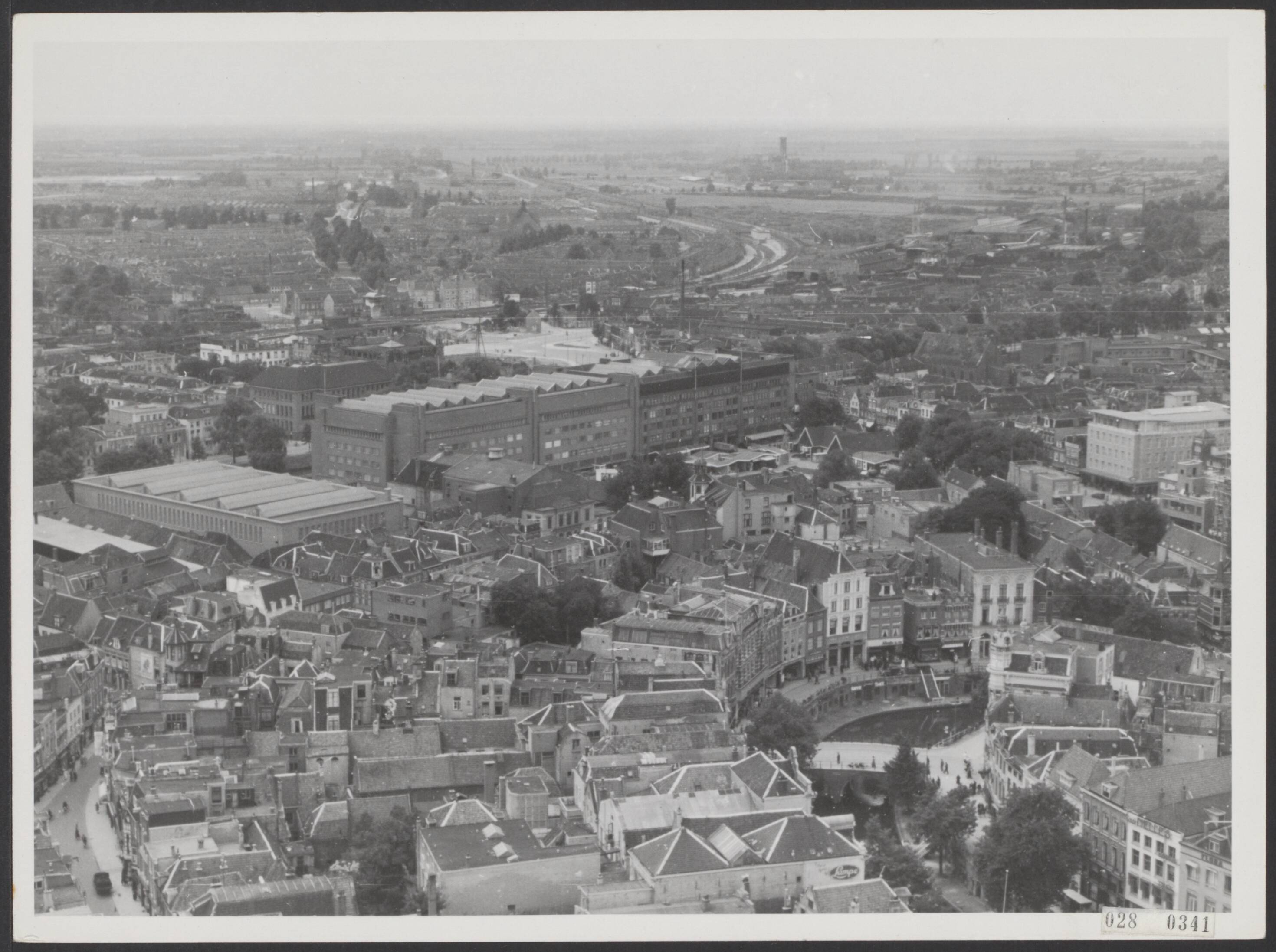 Fotocollectie Elsevier Binnenland — Gezicht op Utrecht [vanuit de Domtoren]. In het midden de Jaarbeursgebouwen — Foto: Stapf Bilderdienst. Licentie: Set B: Rechtenvrij / Publiek Domein. Bron: Nationaal Archief. http://hdl.handle.net/10648/addd833e-d0b4-102d-bcf8-003048976d84