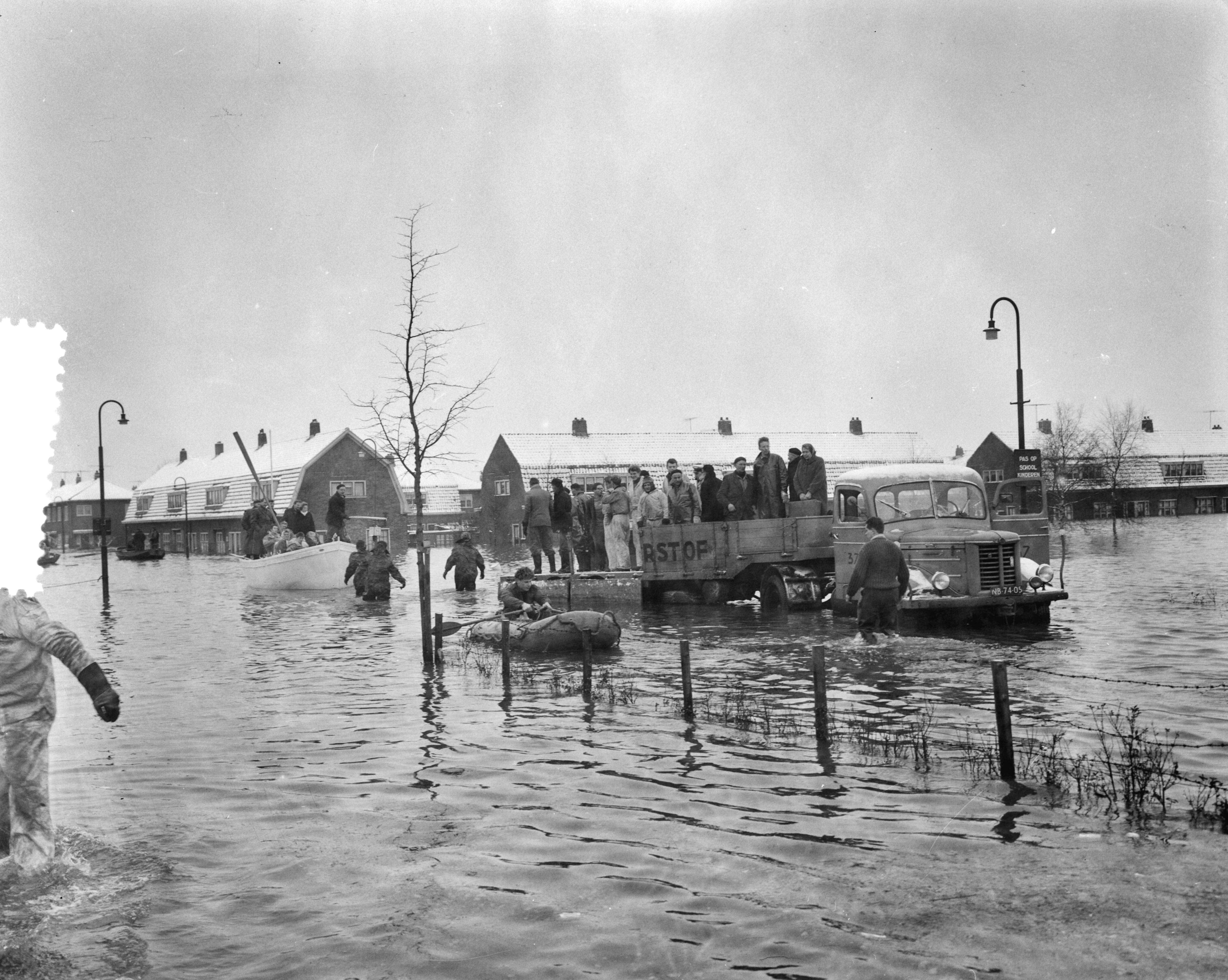Ramp Tuindorp Oostzaan — Foto: Bilsen, Joop van / Anefo. — Licentie: Set B: Rechtenvrij / Publiek Domein. Bron: Nationaal Archief. http://hdl.handle.net/10648/a9a5c1a0-d0b4-102d-bcf8-003048976d84