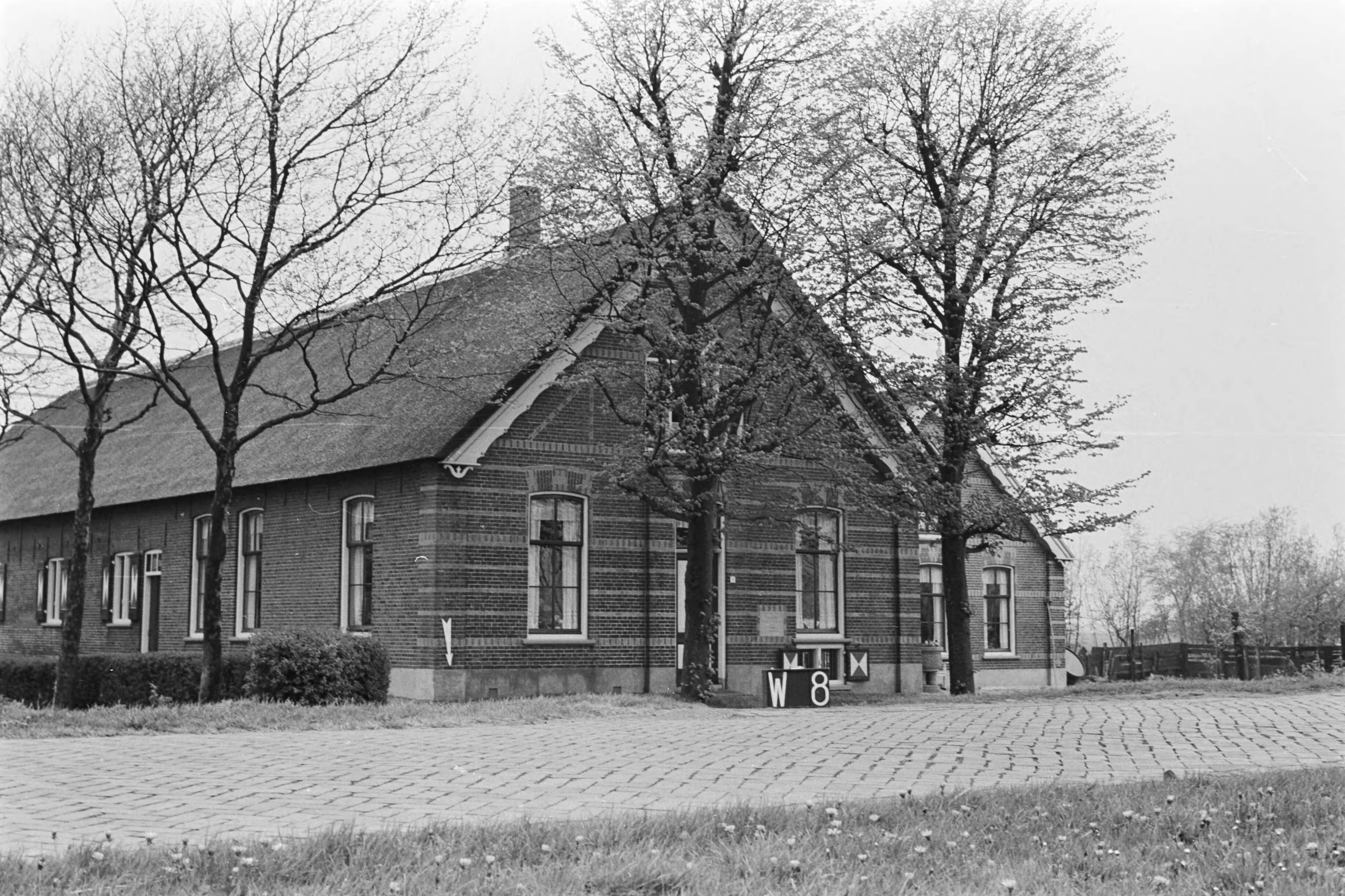 Vaste Punten Cultuurtechnische Dienst — Boerderij te Woubrugge (ruilverkaveling Veenderpolder) — Foto: Fotograaf Onbekend / Heidemij. Licentie: Set B: Rechtenvrij / Publiek Domein. Bron: Nationaal Archief. http://hdl.handle.net/10648/ae97f58e-d0b4-102d-bcf8-003048976d84