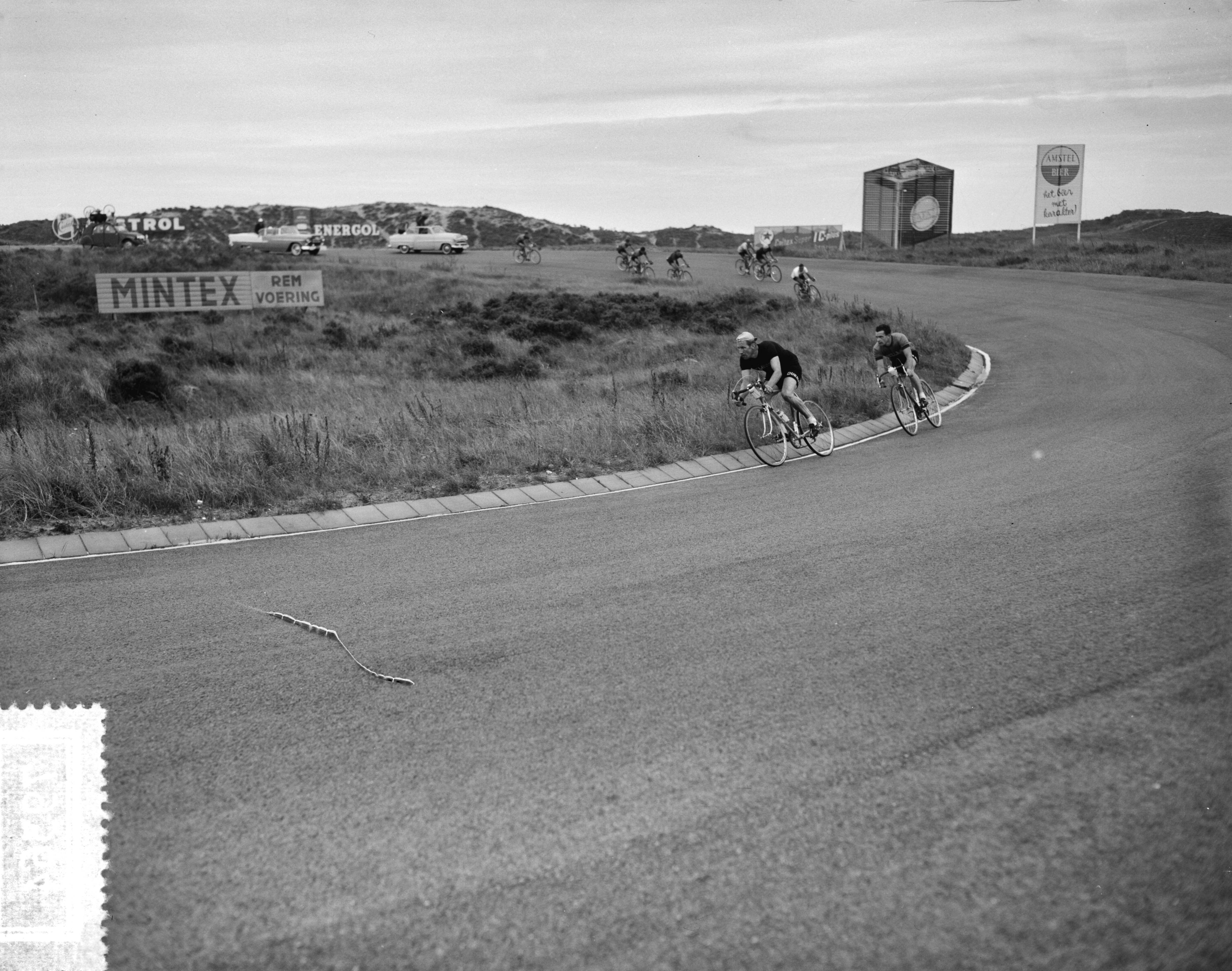 Fotocollectie Anefo — Ronde van Nederland. 3e etappe Leeuwarden-Zandvoort. Renners op het circuit van Zandvoort — Foto: Bilsen, Joop van / Anefo. Licentie: Set B: Rechtenvrij / Publiek Domein. Bron: Nationaal Archief. http://hdl.handle.net/10648/a94d06be-d0b4-102d-bcf8-003048976d84