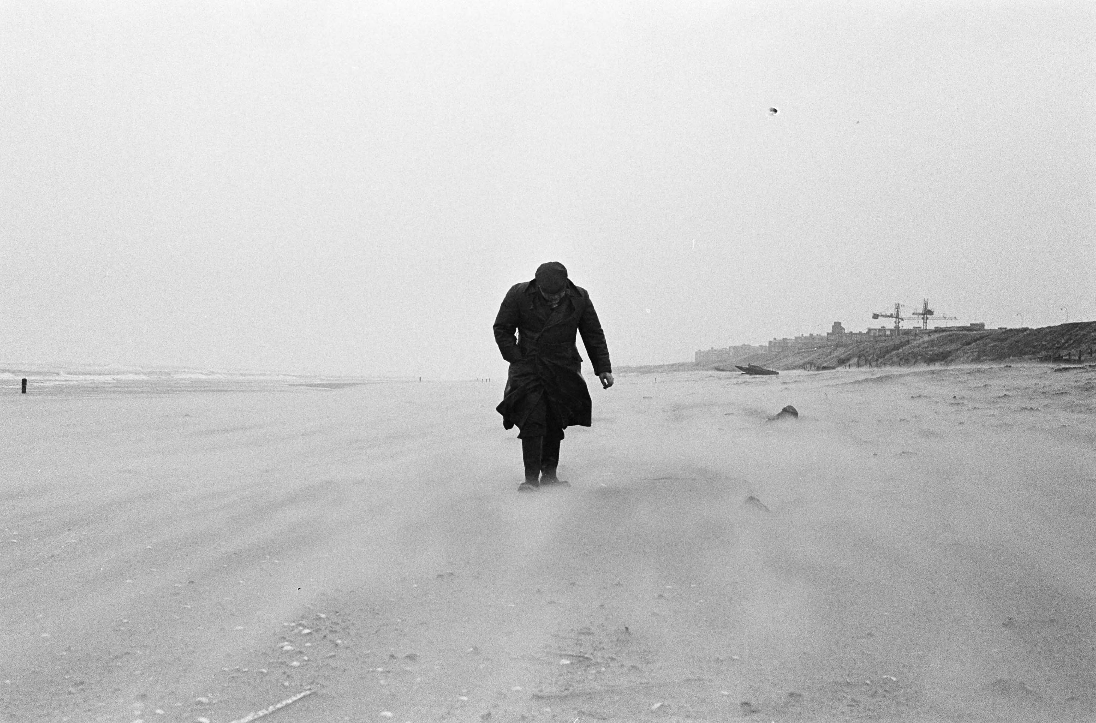 Fotocollectie Anefo — Windkracht 9. Op Zandvoortse strand verschenen de strandjutters — Foto: Pot, Harry / Anefo. Licentie: Set B: Rechtenvrij / Publiek Domein. Bron: Nationaal Archief. http://hdl.handle.net/10648/aa4e66fc-d0b4-102d-bcf8-003048976d84