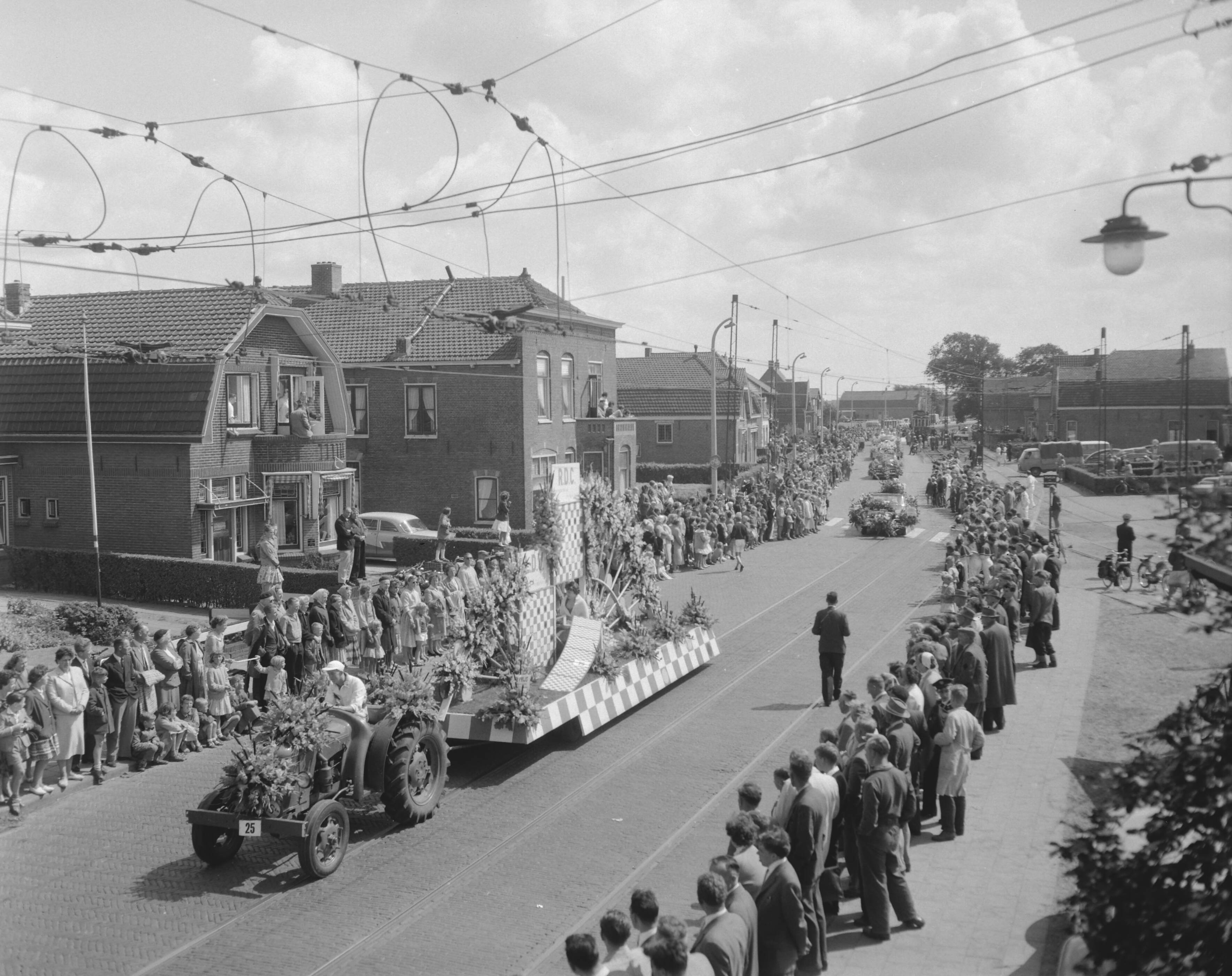 Fotocollectie Anefo — Lustrumbloemencorso in Rijnsburg, Oegstgeest en Leiden — Foto: Bilsen, Joop van / Anefo. Licentie: Set B: Rechtenvrij / Publiek Domein. Bron: Nationaal Archief. http://hdl.handle.net/10648/a981e6e0-d0b4-102d-bcf8-003048976d84
