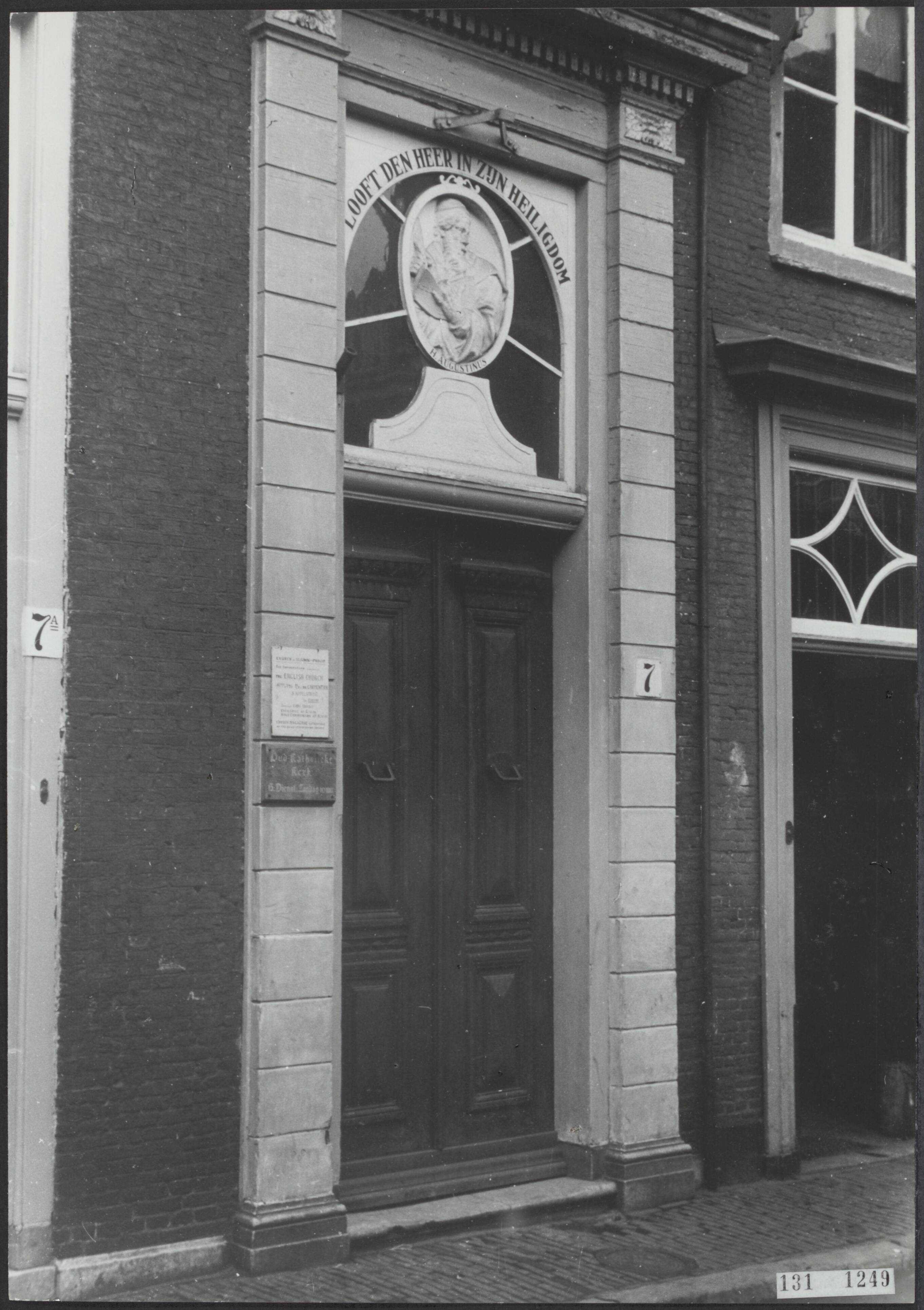 Fotocollectie Rijksvoorlichtingsdienst Eigen — Den Haag. Ingang van de Oud-katholieke kerk aan de Juffrouw Idastraat — Foto: Fotodienst Gemeente Den Haag. Licentie: Set B: Rechtenvrij / Publiek Domein. Bron: Nationaal Archief. http://hdl.handle.net/10648/af51e5e8-d0b4-102d-bcf8-003048976d84