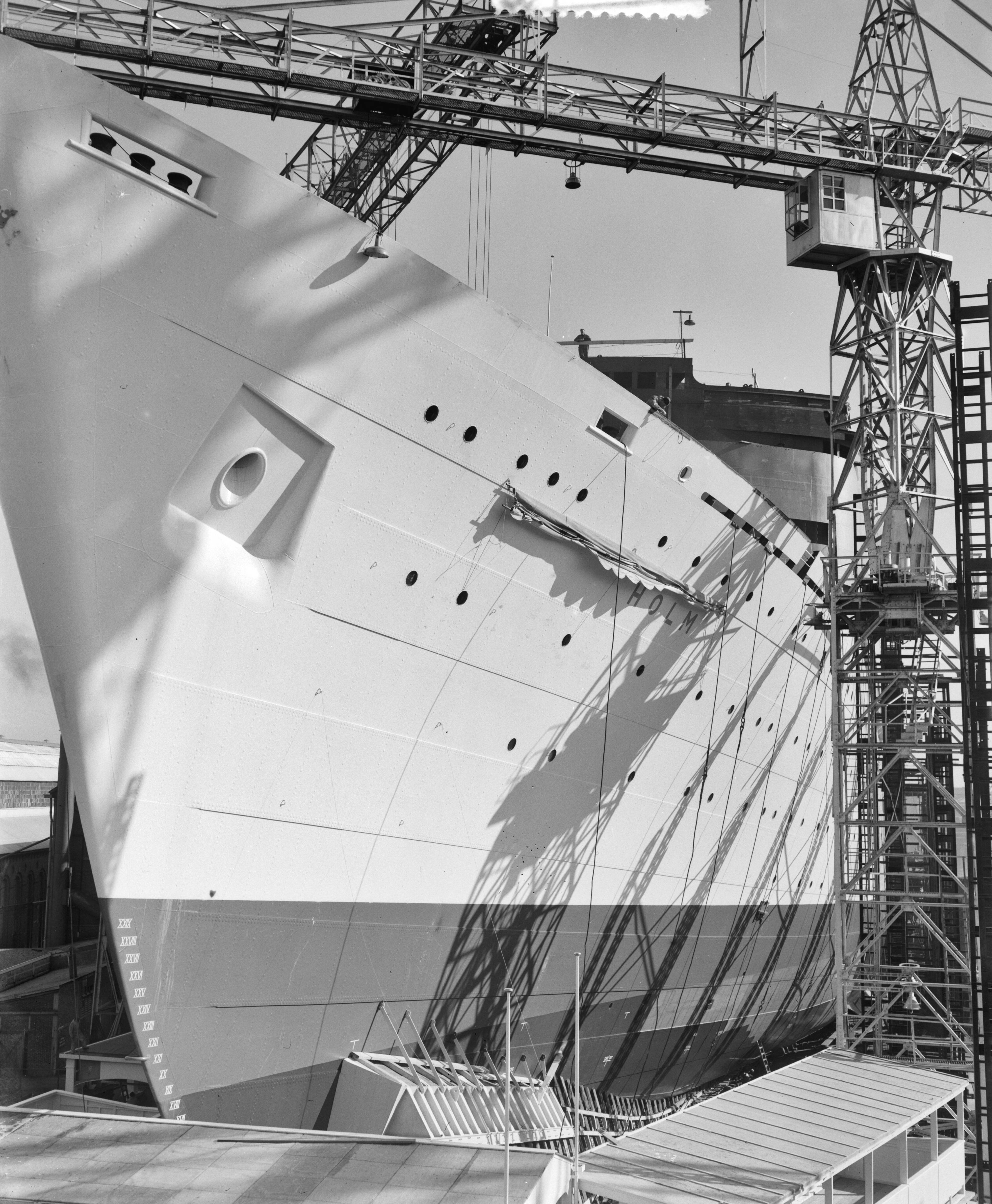 Tewaterlating Zweeds schip "Kungsholm" bij De Schelde te Vlissingen — Voorbereidingen voor de tewaterlating van het passagiersschip "Kungsholm" bij de Koninklijke Maatschappij De Schelde te Vlissingen in aanbouw voor de Svenska Amerika Linjen te Stockholm — Foto: Consenheim, Wim / Anefo. Licentie: Set B: Rechtenvrij / Publiek Domein. Bron: Nationaal Archief. http://hdl.handle.net/10648/a90156ba-d0b4-102d-bcf8-003048976d84