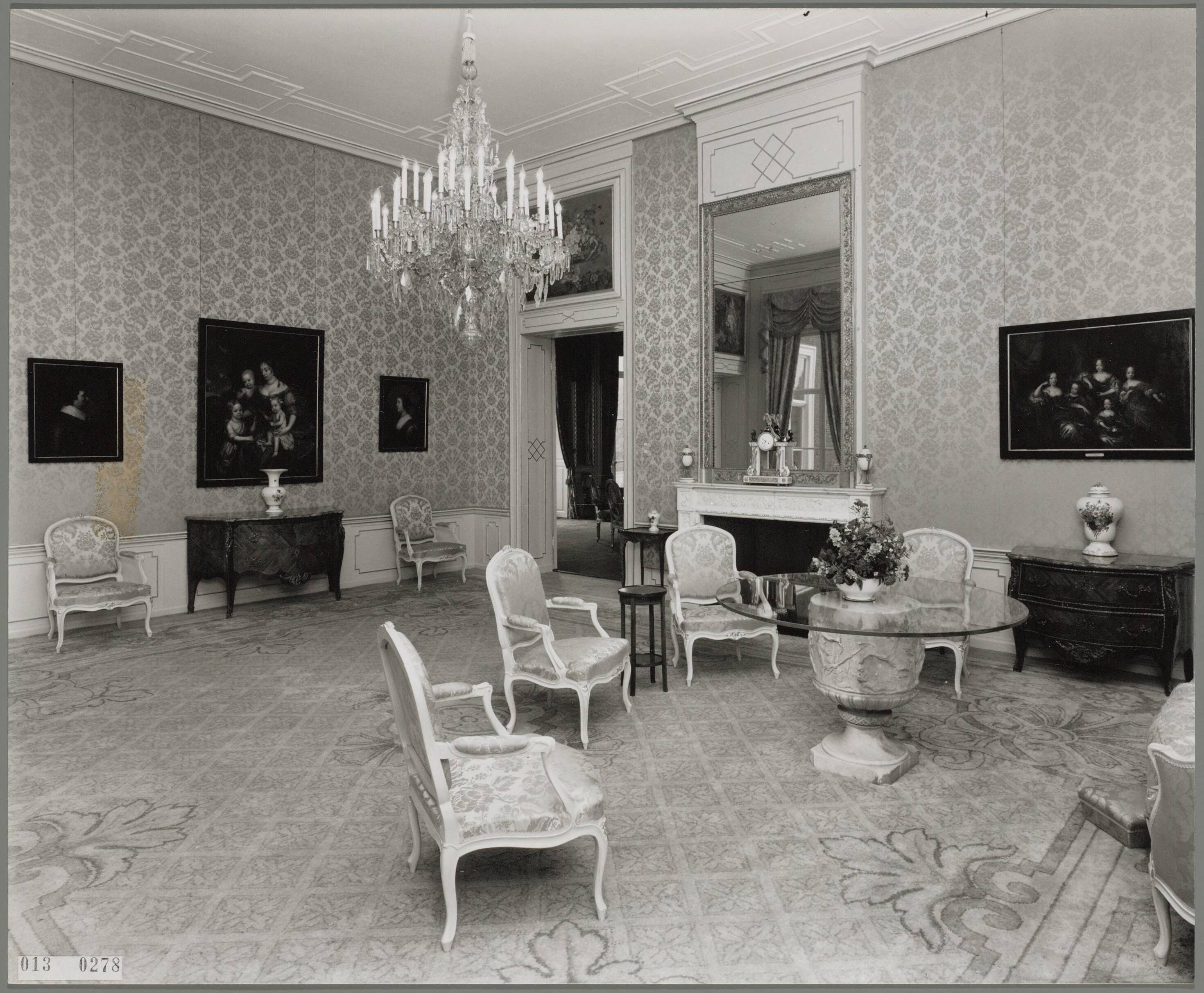 Paleis Huis ten Bosch te Den Haag — De blauwe salon — Foto: Hofmeester, Bart / RVD. Licentie: Set B: Rechtenvrij / Publiek Domein. Bron: Nationaal Archief. http://hdl.handle.net/10648/afa872fa-d0b4-102d-bcf8-003048976d84