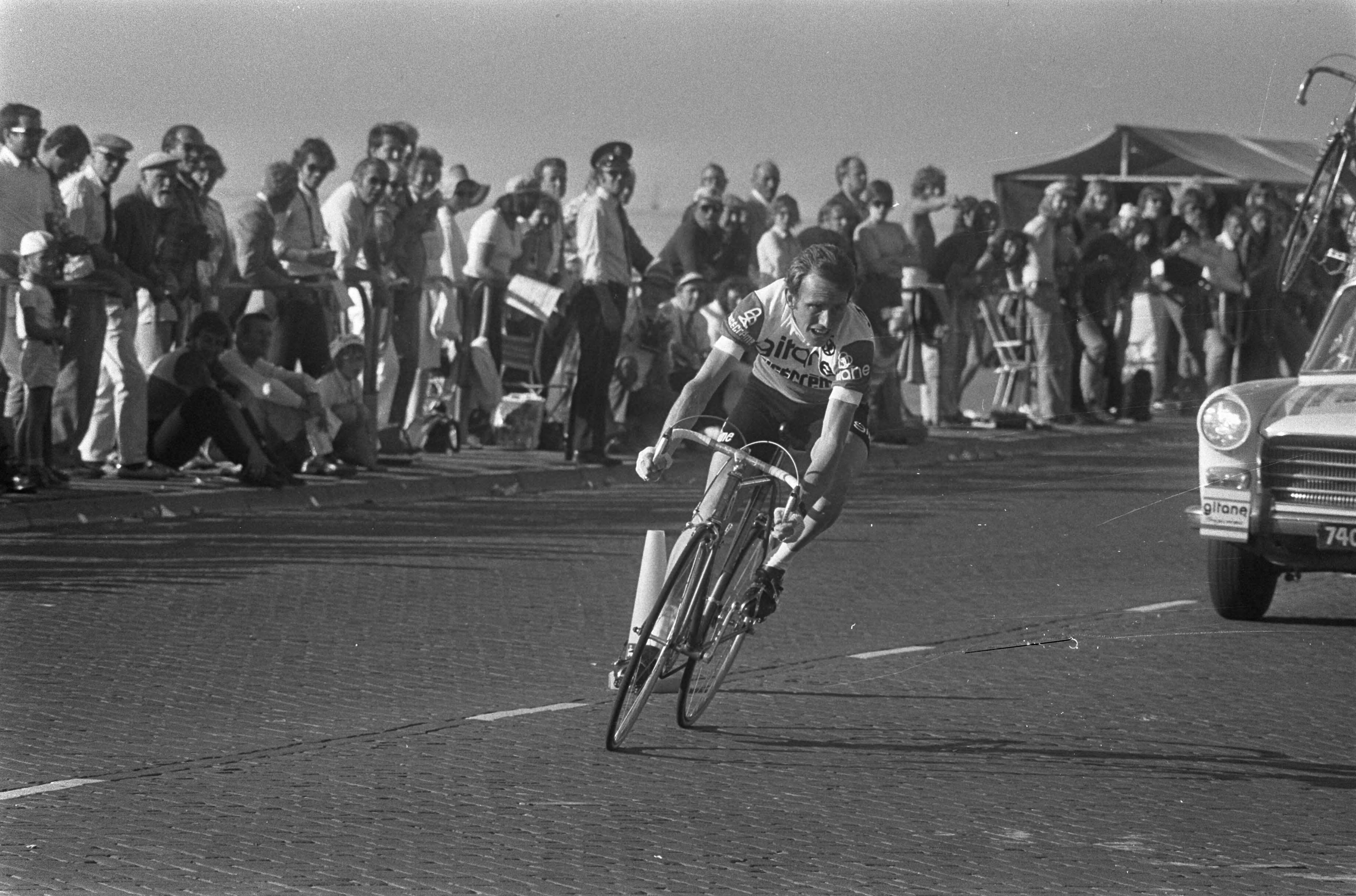Fotocollectie Anefo — Proloog van Tour de France in Scheveningen, tijdrit, Joop Zoetemelk in aktie — Foto: Verhoeff, Bert / Anefo. Licentie: Set B: Rechtenvrij / Publiek Domein. Bron: Nationaal Archief. http://hdl.handle.net/10648/ac309184-d0b4-102d-bcf8-003048976d84