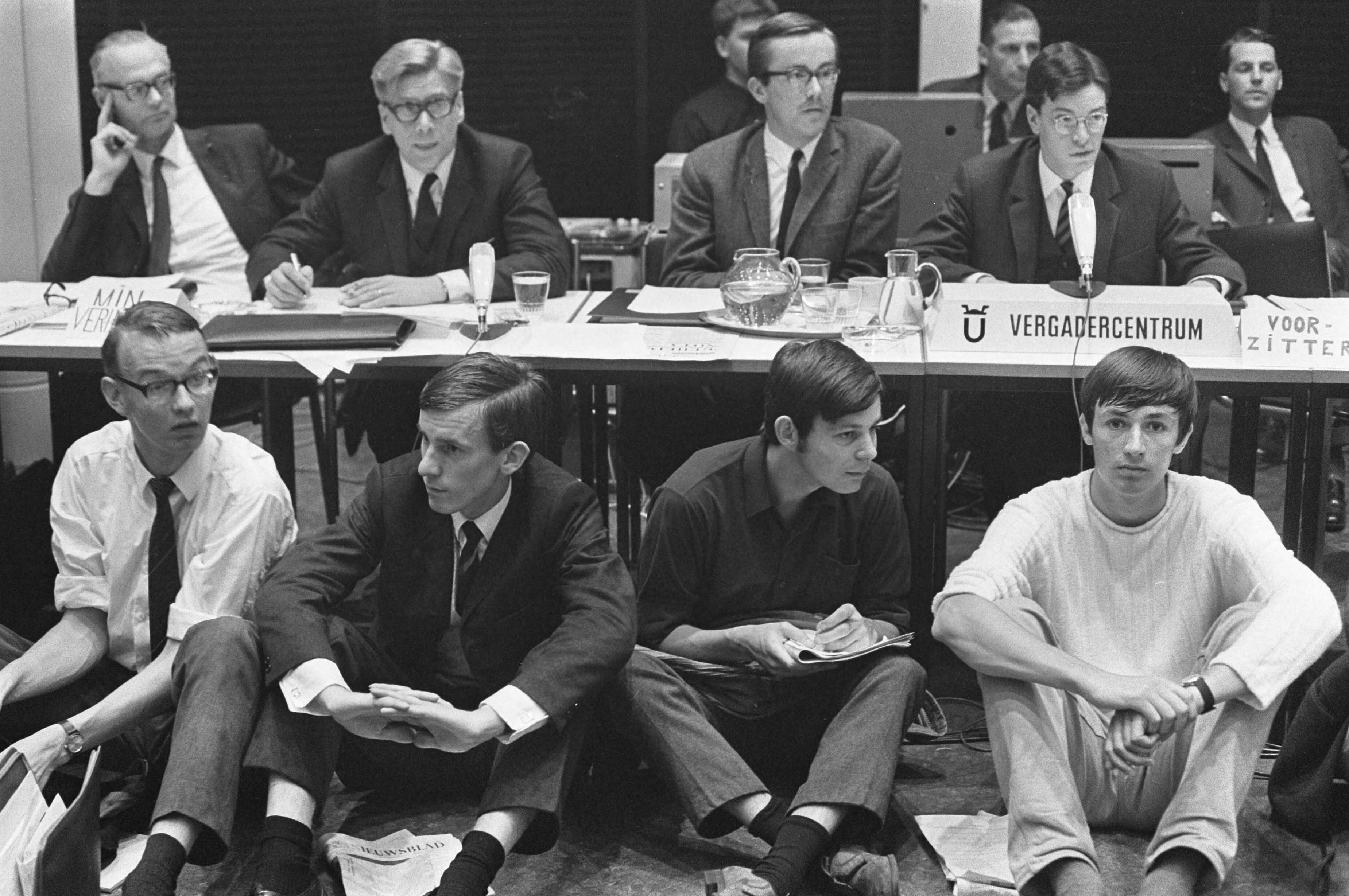 Fotocollectie Anefo — Open debat tussen Nederlandse Studentenraad en minister Veringa te Utrecht. Een overvolle zaal, links minister Veringa — Foto: Kroon, Ron / Anefo. Licentie: Set B: Rechtenvrij / Publiek Domein. Bron: Nationaal Archief. http://hdl.handle.net/10648/ab447ccc-d0b4-102d-bcf8-003048976d84