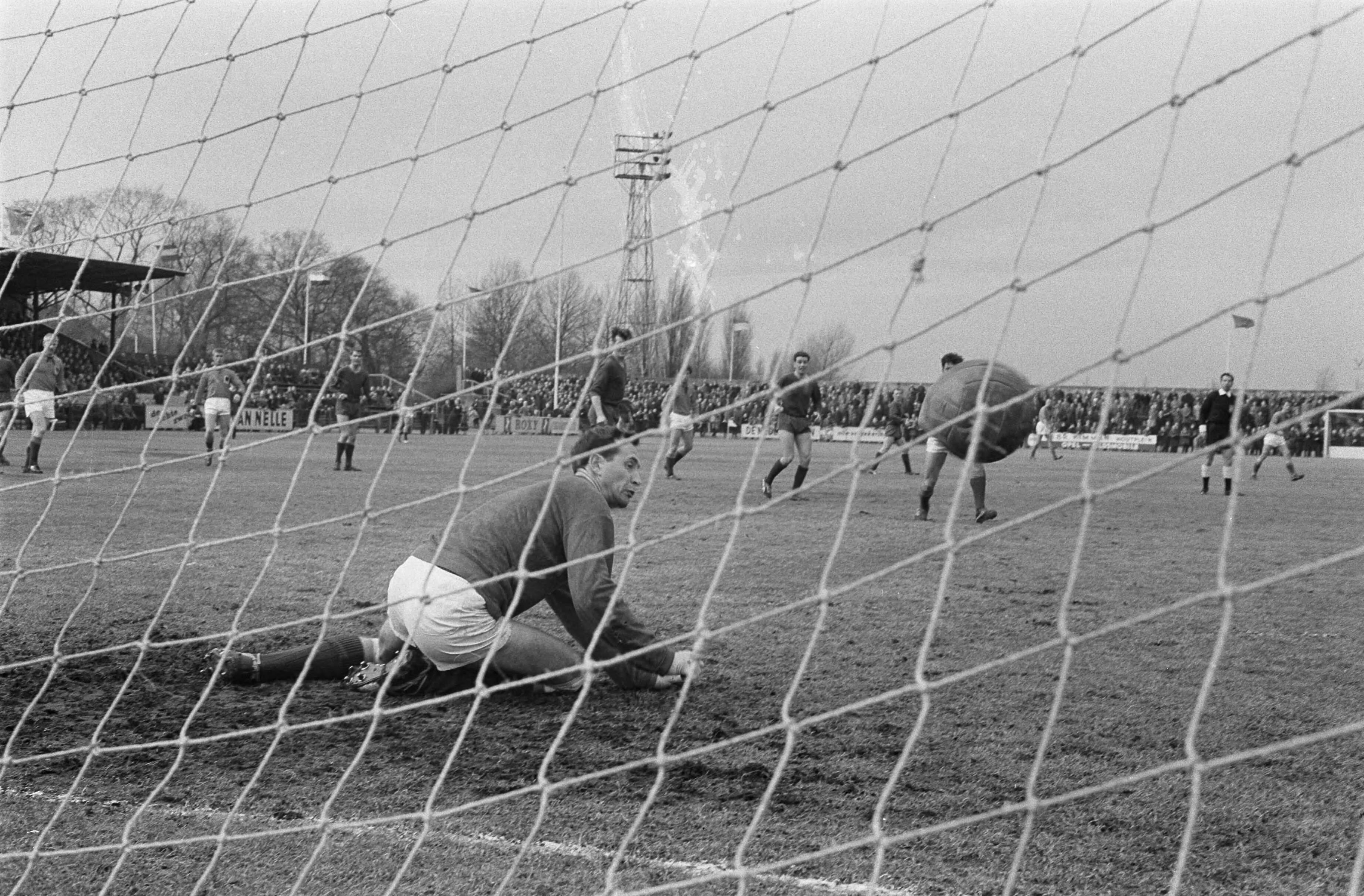 Fotocollectie Anefo — Voetbal. Vriendschappelijke wedstrijd Haarlem tegen Volendam 0-2. Doelpunt Volendam. Keeper Kruys grijpt mis op een schot van Smit van Volendam. V.l.n.r. Tol, Duister (Hrl), Berendrecht (Hrl), Pelk (Vdam), Duvel — Foto: Pot, Harry / Anefo. Licentie: Set B: Rechtenvrij / Publiek Domein. Bron: Nationaal Archief. http://hdl.handle.net/10648/aa2d2de8-d0b4-102d-bcf8-003048976d84