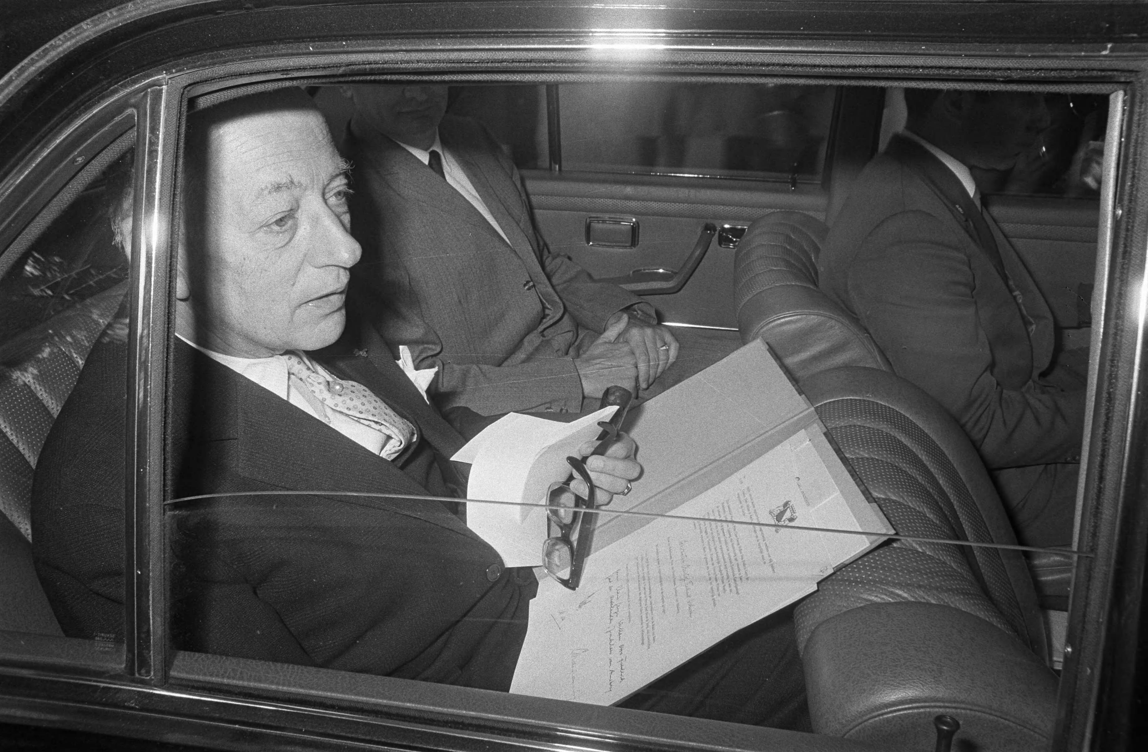 Fotocollectie Anefo — Prins Claus maakt de namen van jongste prins bekend in Academisch Ziekenhuis te Utrecht. De Ranitz in auto — Foto: Evers, Joost / Anefo. Licentie: Set B: Rechtenvrij / Publiek Domein. Bron: Nationaal Archief. http://hdl.handle.net/10648/ab7d222a-d0b4-102d-bcf8-003048976d84
