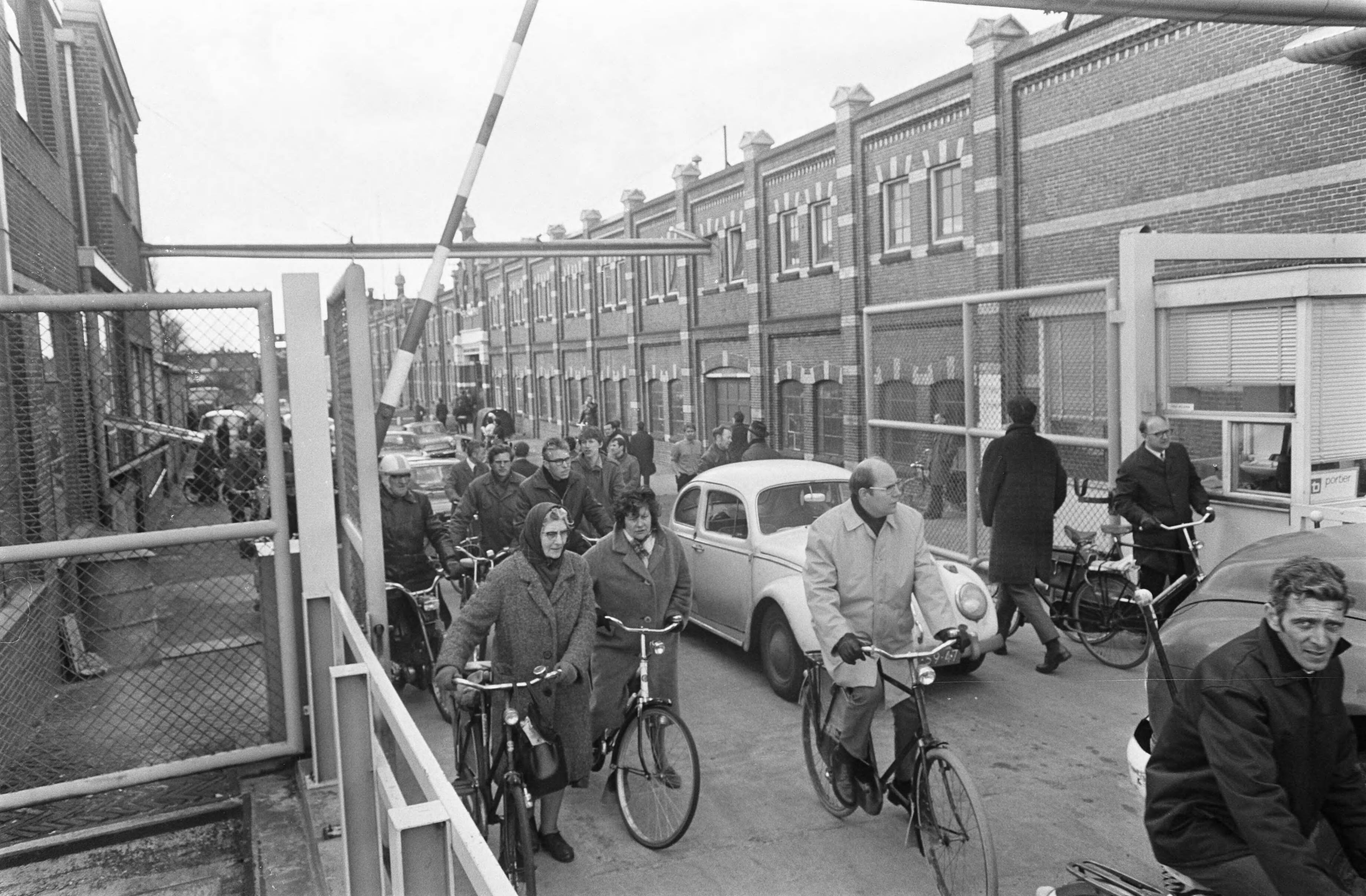 Fotocollectie Anefo — Arbeiders demonstreren tegen de voorgenomen sluiting van fabriek van Thomassen en Drijver Verblifa nr. 34 : arbeiders gaan de fabriekspoort uit — Foto: Evers, Joost / Anefo. Licentie: Set B: Rechtenvrij / Publiek Domein. Bron: Nationaal Archief. http://hdl.handle.net/10648/ab65dd9a-d0b4-102d-bcf8-003048976d84