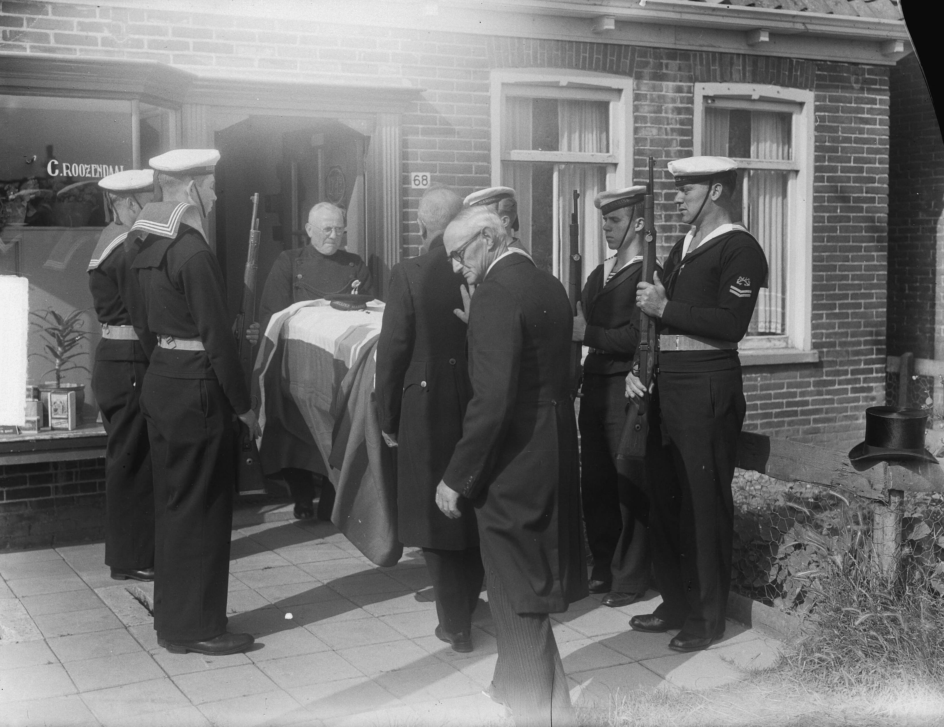 Begrafenis vliegtuigmaker III D.A. Poelsma te Heiloo — Foto: Pot, Harry / Anefo. — Licentie: Set B: Rechtenvrij / Publiek Domein. Bron: Nationaal Archief. http://hdl.handle.net/10648/a8dba87a-d0b4-102d-bcf8-003048976d84