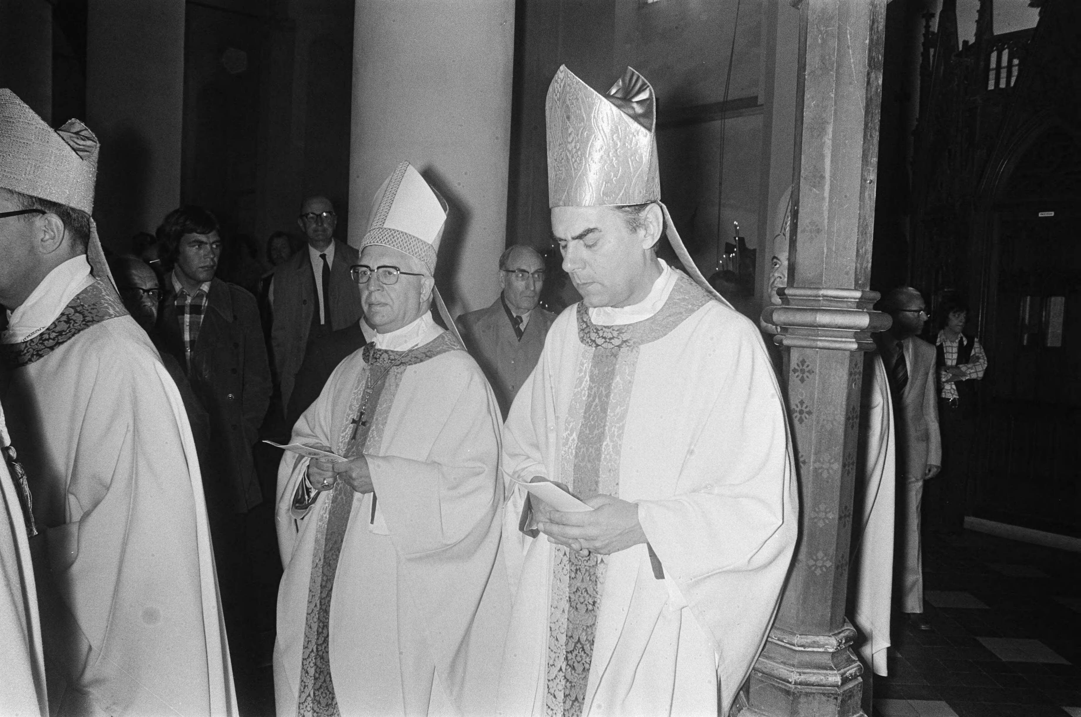 Fotocollectie Anefo — Eucharistieviering in St. Catherina kathedraal in Utrecht t.g.v. 50-jarig jubileum kardinaal Alfrink en 40-jarig jubileum van bisschop Zwartkruis, nr. 6 — Foto: Peters, Hans / Anefo. Licentie: Set B: Rechtenvrij / Publiek Domein. Bron: Nationaal Archief. http://hdl.handle.net/10648/ac4eeaee-d0b4-102d-bcf8-003048976d84