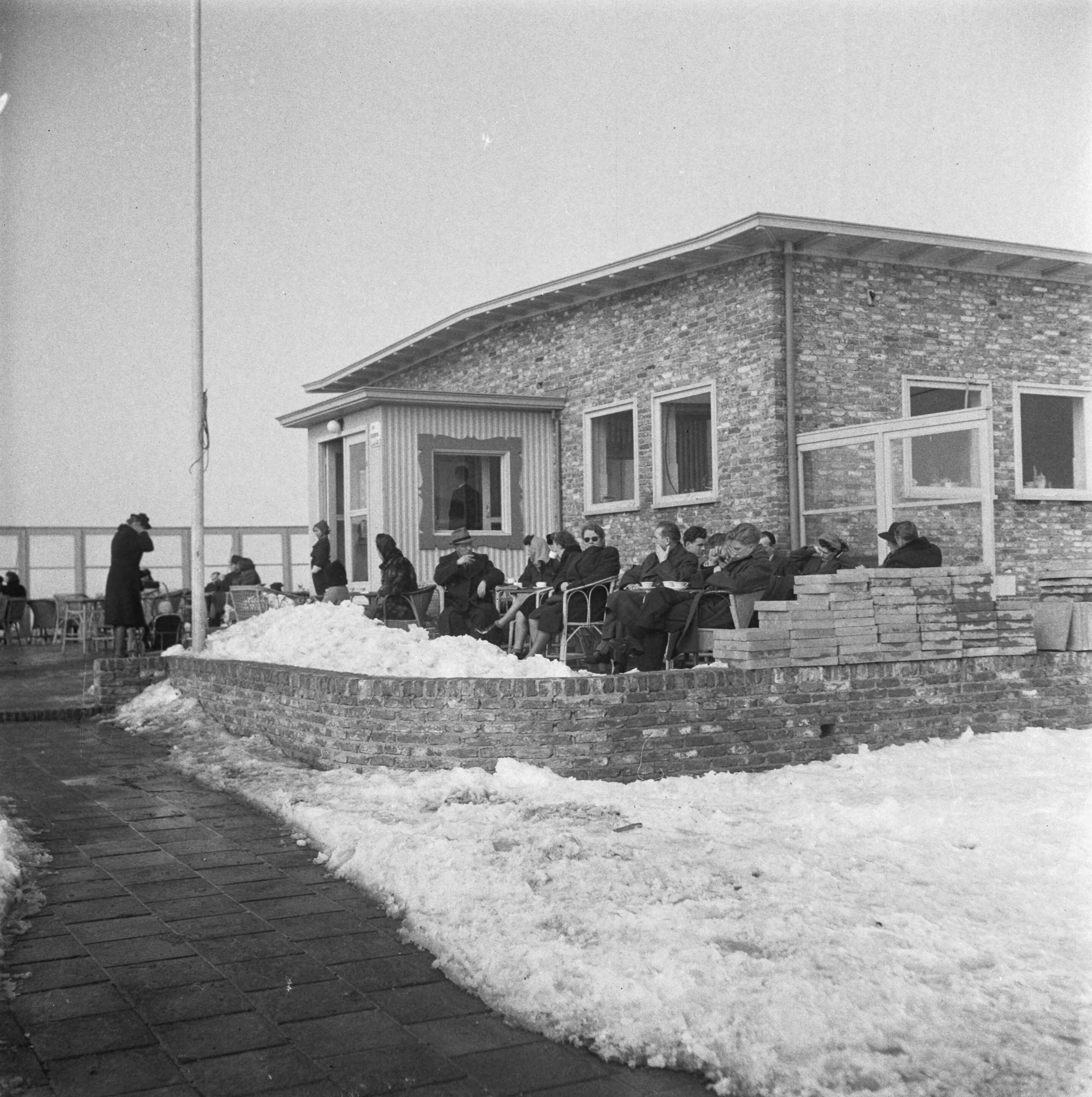 Fotocollectie Anefo — Drukte in Zandvoort, Paviljoen Kiefer aan de Noordboulevard. — Foto: Wisman, Bram / Anefo. Licentie: Set B: Rechtenvrij / Publiek Domein. Bron: Nationaal Archief. http://hdl.handle.net/10648/a8a5d100-d0b4-102d-bcf8-003048976d84