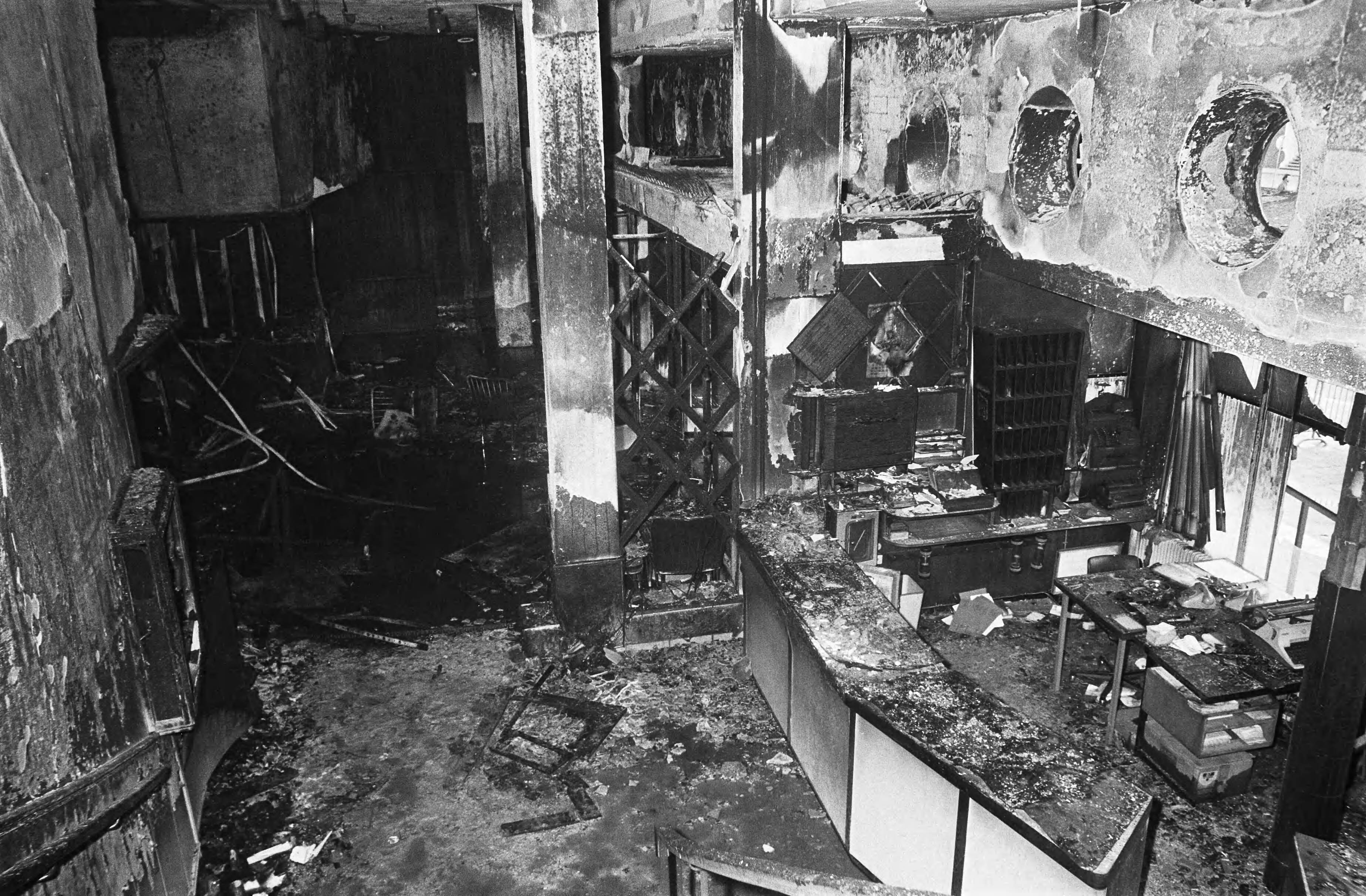 Fotocollectie Anefo — Hotel Bouwes in Zandvoort door brand verwoest; de afgebrande hal en receptie (rechts) — Foto: Peters, Hans / Anefo. Licentie: Set B: Rechtenvrij / Publiek Domein. Bron: Nationaal Archief. http://hdl.handle.net/10648/ac5d89e6-d0b4-102d-bcf8-003048976d84