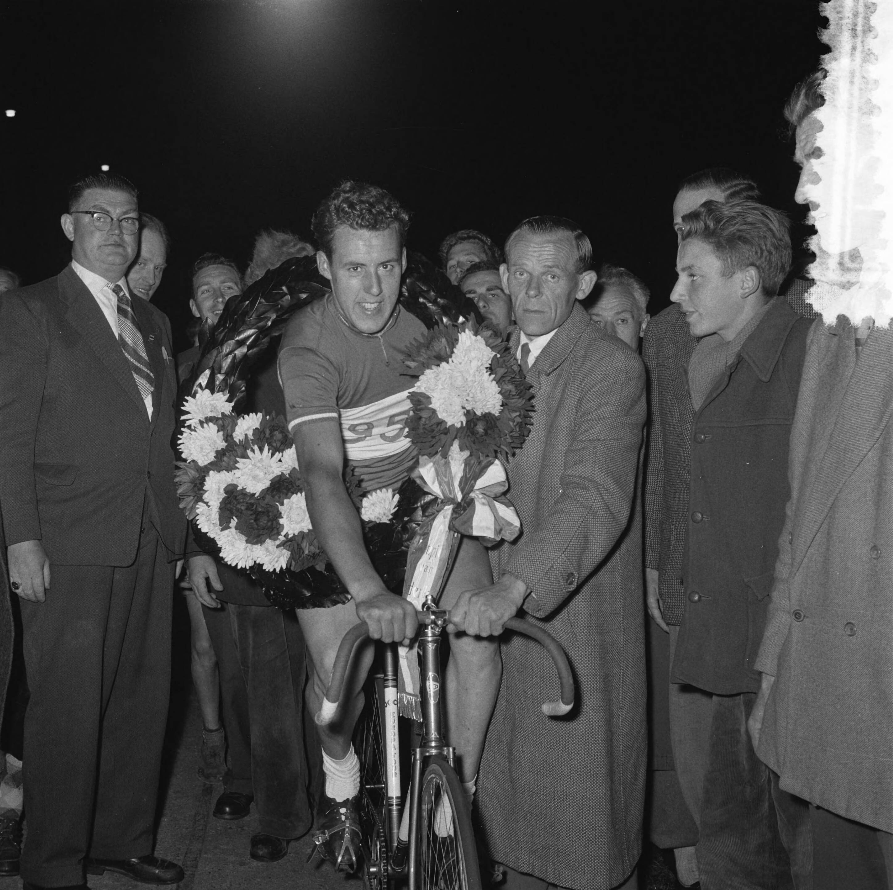 Fotocollectie Anefo — Frans Braat, Nederlandse Amateurkampioen 50 kilometer wielrennen op de baan, te Utrecht. Na de huldiging — Foto: Behrens, Herbert F. / Anefo. Licentie: Set B: Rechtenvrij / Publiek Domein. Bron: Nationaal Archief. http://hdl.handle.net/10648/a94d60f0-d0b4-102d-bcf8-003048976d84
