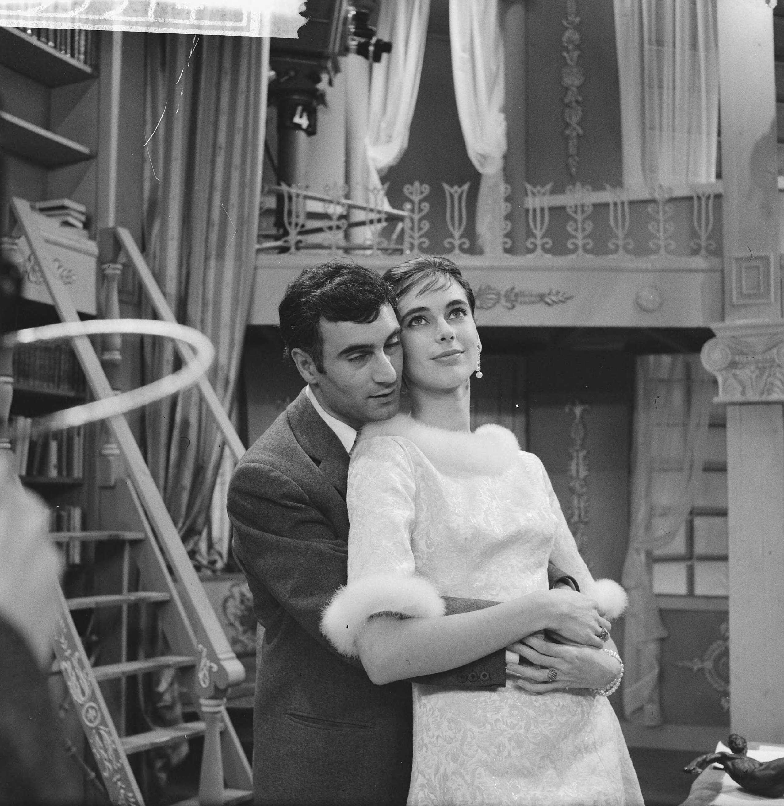 Fotocollectie Anefo — Televisieoperette "Mijn zusje en ik". Sigrid Koetse en Maxim Hamel — Foto: Gelderen, Hugo van / Anefo. Licentie: Set B: Rechtenvrij / Publiek Domein. Bron: Nationaal Archief. http://hdl.handle.net/10648/a9f2bdb6-d0b4-102d-bcf8-003048976d84