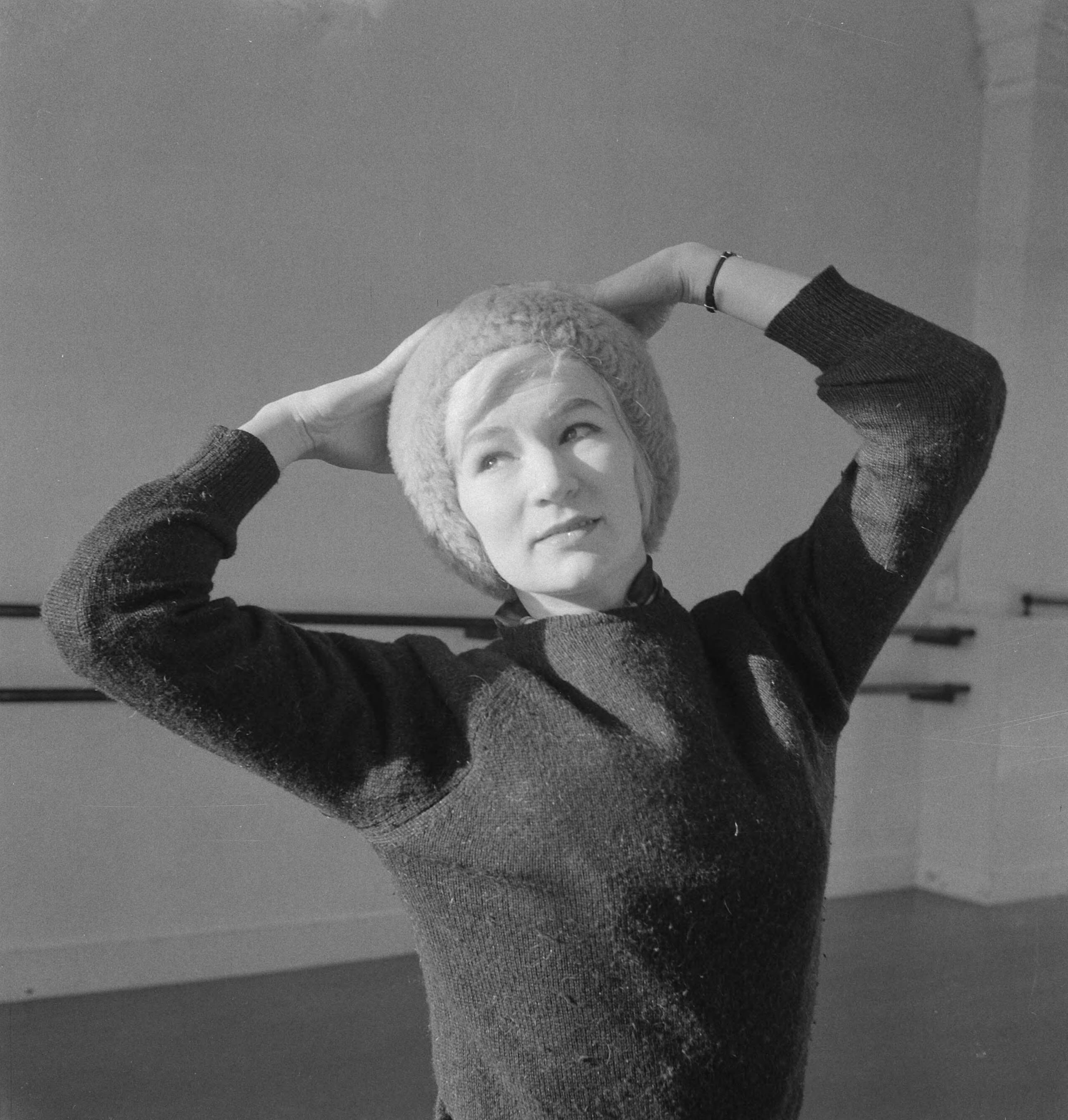 Fotocollectie Anefo — Carla Muller van de Eerste Nederlandse Show Academie te Den Haag. Carla Muller in haar nu nog lege studio — Foto: Koch, Eric / Anefo. Licentie: Set B: Rechtenvrij / Publiek Domein. Bron: Nationaal Archief. http://hdl.handle.net/10648/a9f0f1a2-d0b4-102d-bcf8-003048976d84