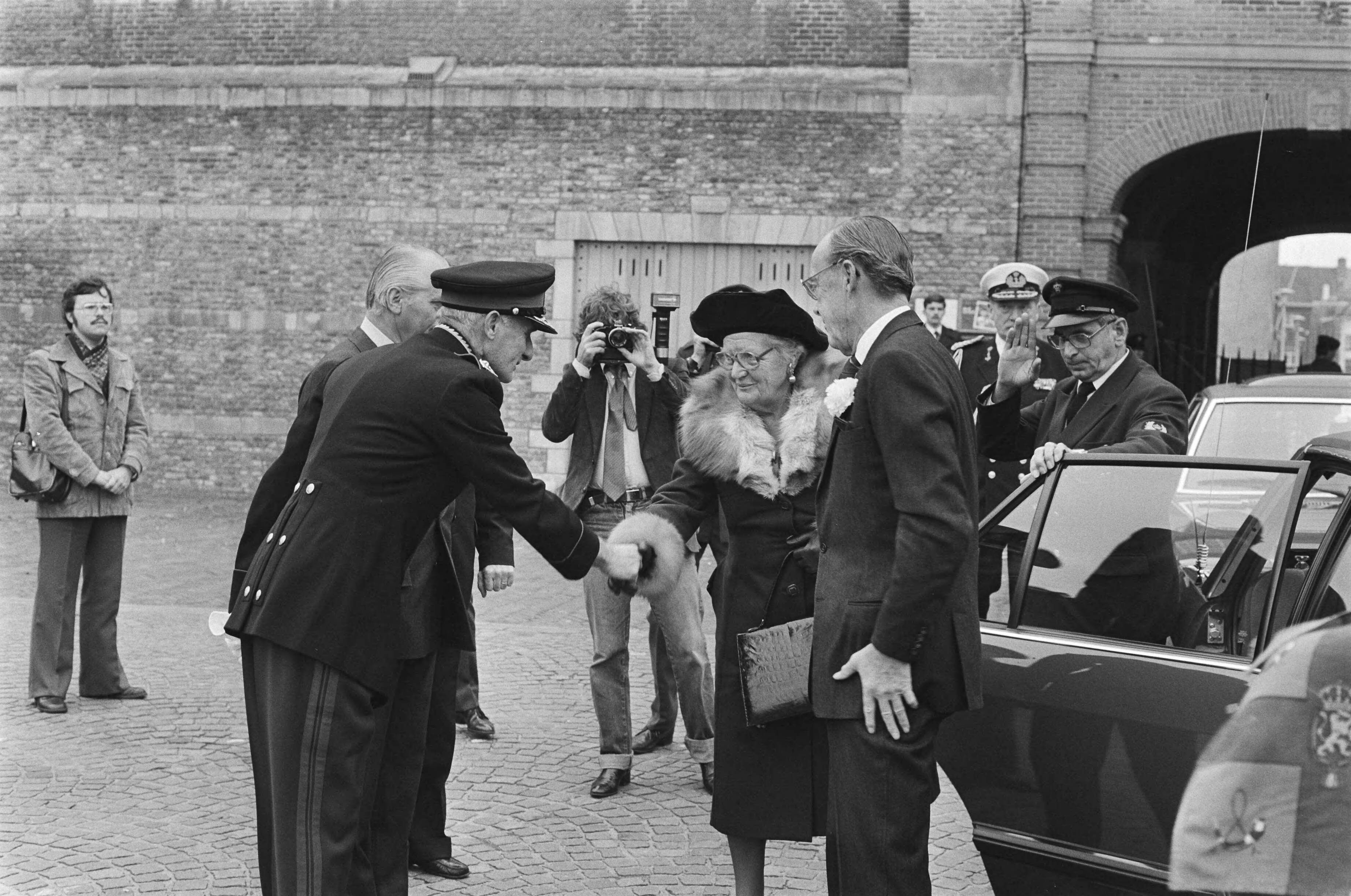 Fotocollectie Anefo — Koningin en Prins Bernhard wonen diesviering bij i.v.m. 150-jarig Koninklijke Militaire Academie in Breda — Foto: Suyk, Koen / Anefo. Licentie: Set B: Rechtenvrij / Publiek Domein. Bron: Nationaal Archief. http://hdl.handle.net/10648/acc0399c-d0b4-102d-bcf8-003048976d84