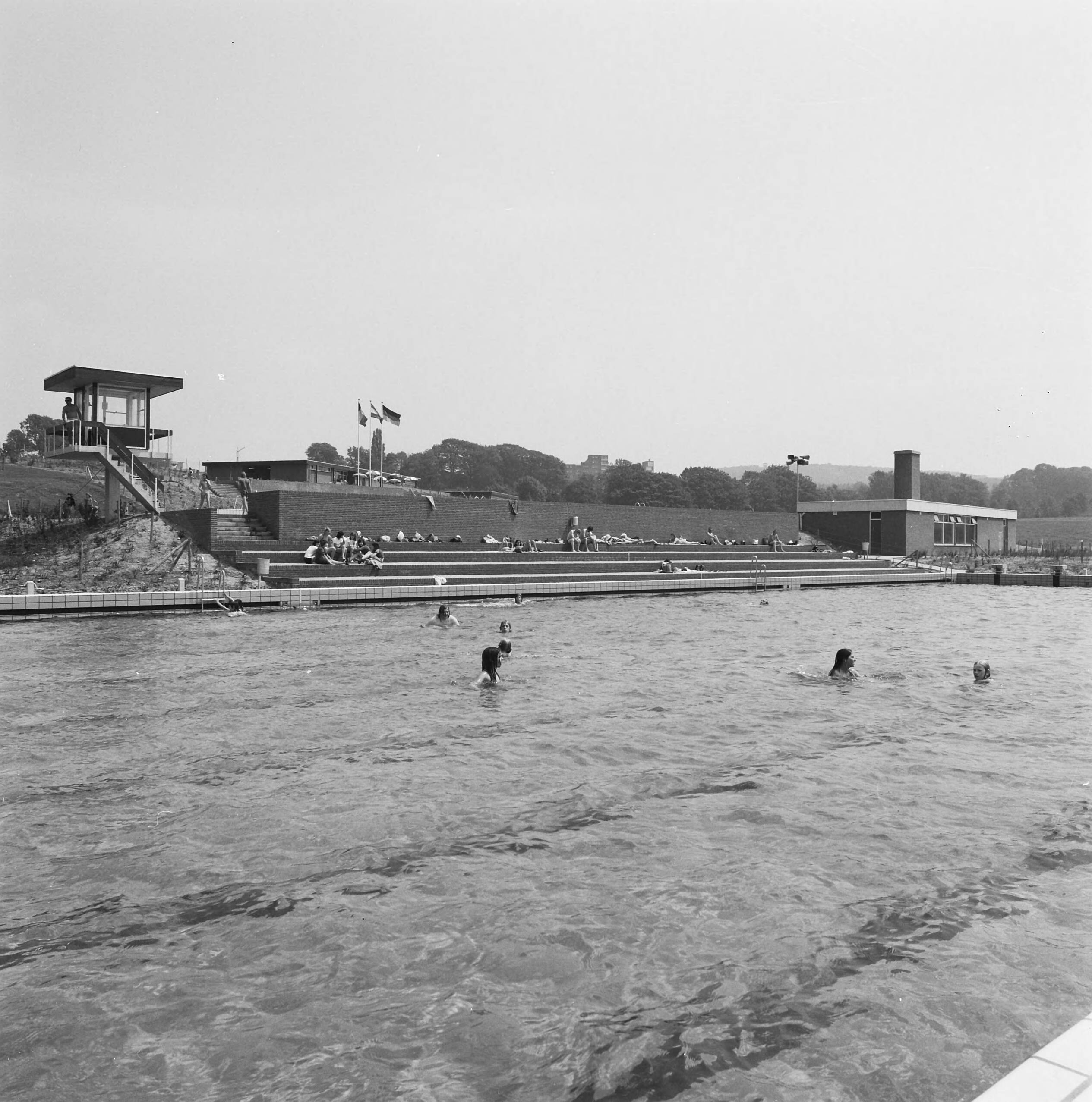 Fotocollectie Nederlandse Heidemaatschappij — Openlucht zwembad te Vaals. Ontwerp A.A. — Foto: Fotograaf Onbekend / Heidemij. Licentie: Set B: Rechtenvrij / Publiek Domein. Bron: Nationaal Archief. http://hdl.handle.net/10648/ae83a106-d0b4-102d-bcf8-003048976d84
