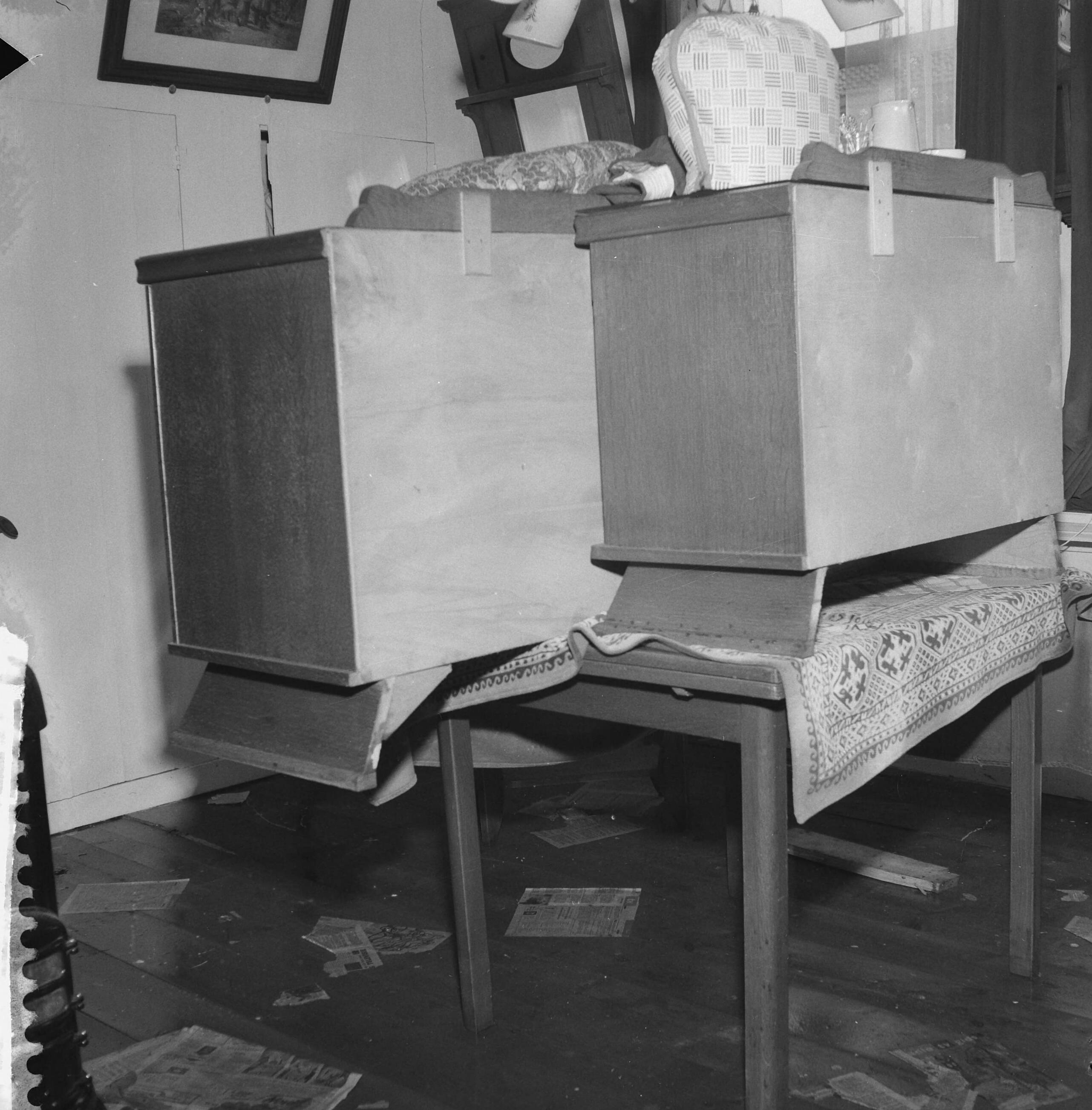 Fotocollectie Anefo — Wateroverlast in Tuindorp Oostzaan, Kometensingel, opgestapeld meubilair in de woning van T. Schaft — Foto: Lindeboom, Henk / Anefo. Licentie: Set B: Rechtenvrij / Publiek Domein. Bron: Nationaal Archief. http://hdl.handle.net/10648/a9bb8f9e-d0b4-102d-bcf8-003048976d84