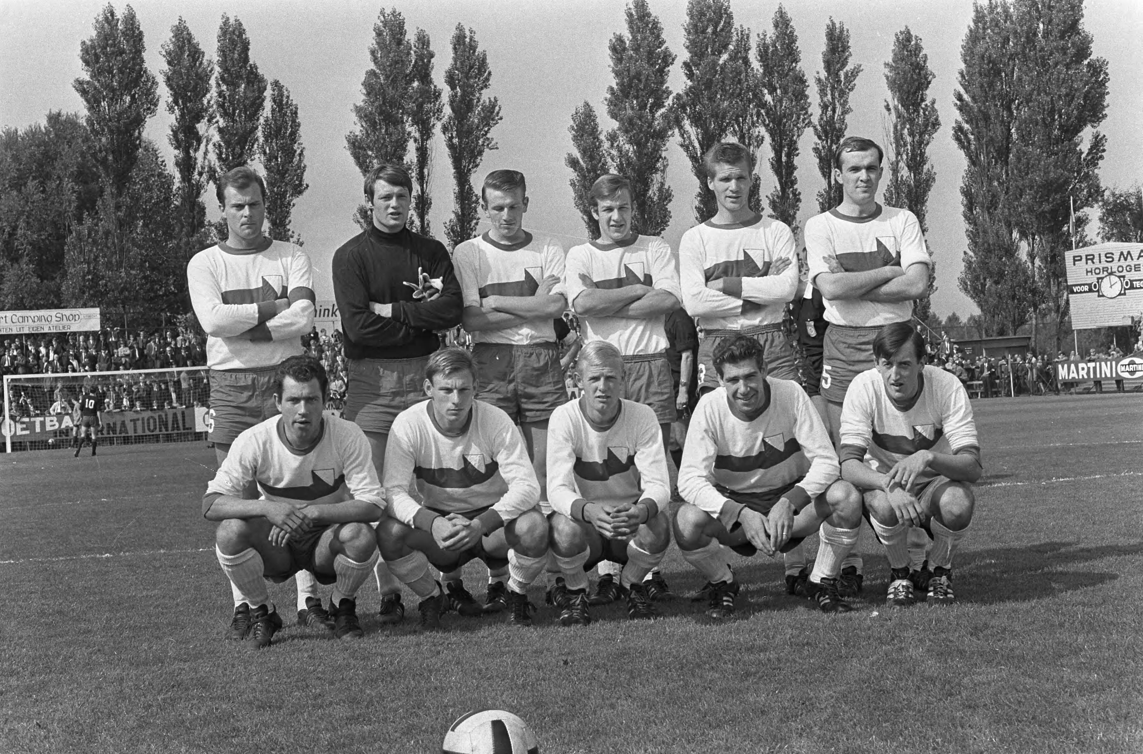 Fotocollectie Anefo — Elinkwijk tegen Haarlem 2-2. Elftal Elinkwijk: Westra, van der Pol , Kool, Huisstede, Verkaik, Blaauw, Oomens, Lefering, Cote, Netten en Cohen — Foto: Jongerhuis, Pieter / Anefo. Licentie: Set B: Rechtenvrij / Publiek Domein. Bron: Nationaal Archief. http://hdl.handle.net/10648/ab2690b8-d0b4-102d-bcf8-003048976d84