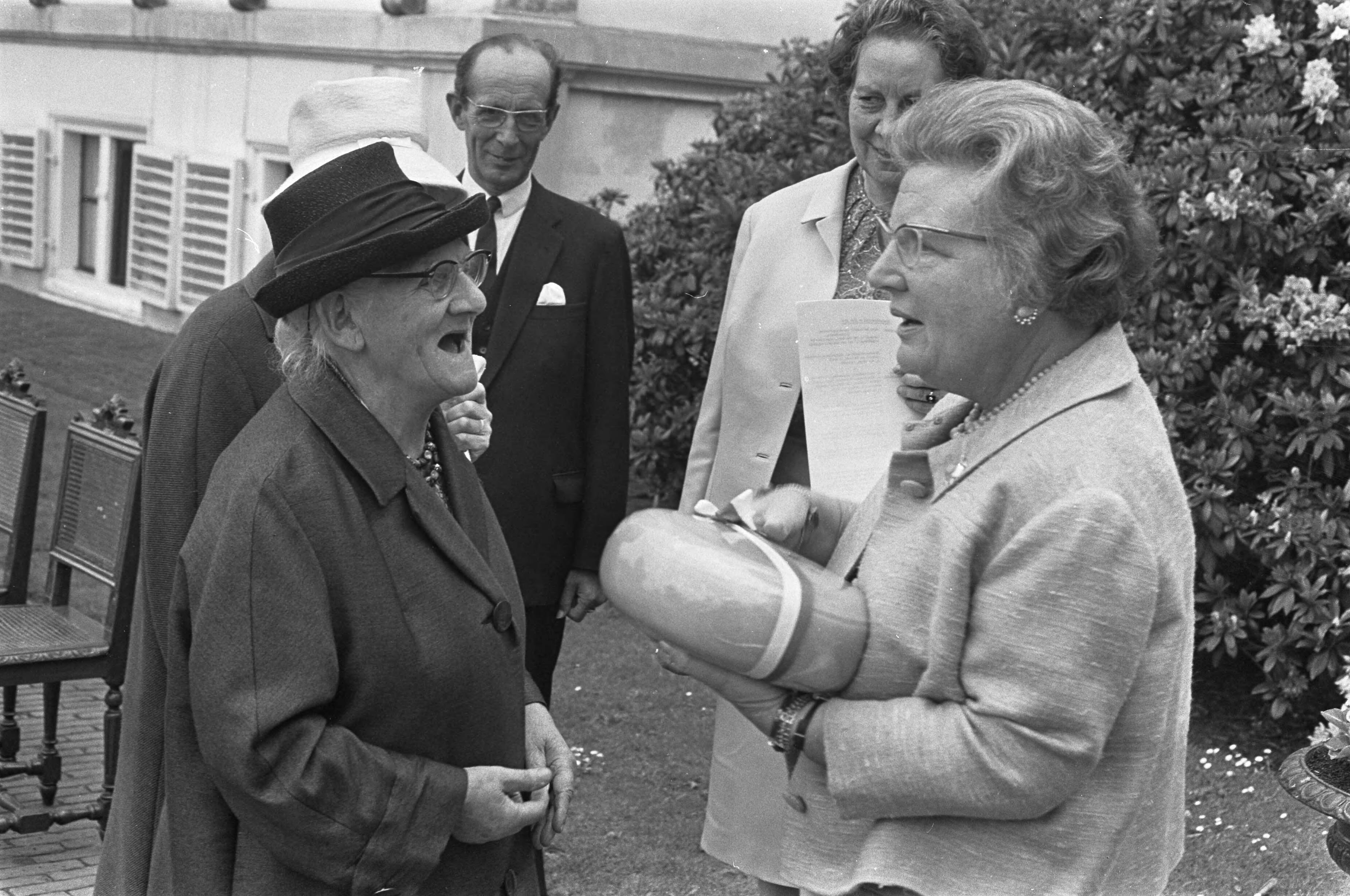Fotocollectie Anefo — Bejaardendefile Soestdijk. Mevrouw Van Elteren uit Benschop bood koningin Juliana een grote kaas aan / — Foto: Kroon, Ron / Anefo. Licentie: Set B: Rechtenvrij / Publiek Domein. Bron: Nationaal Archief. http://hdl.handle.net/10648/ab4447fc-d0b4-102d-bcf8-003048976d84