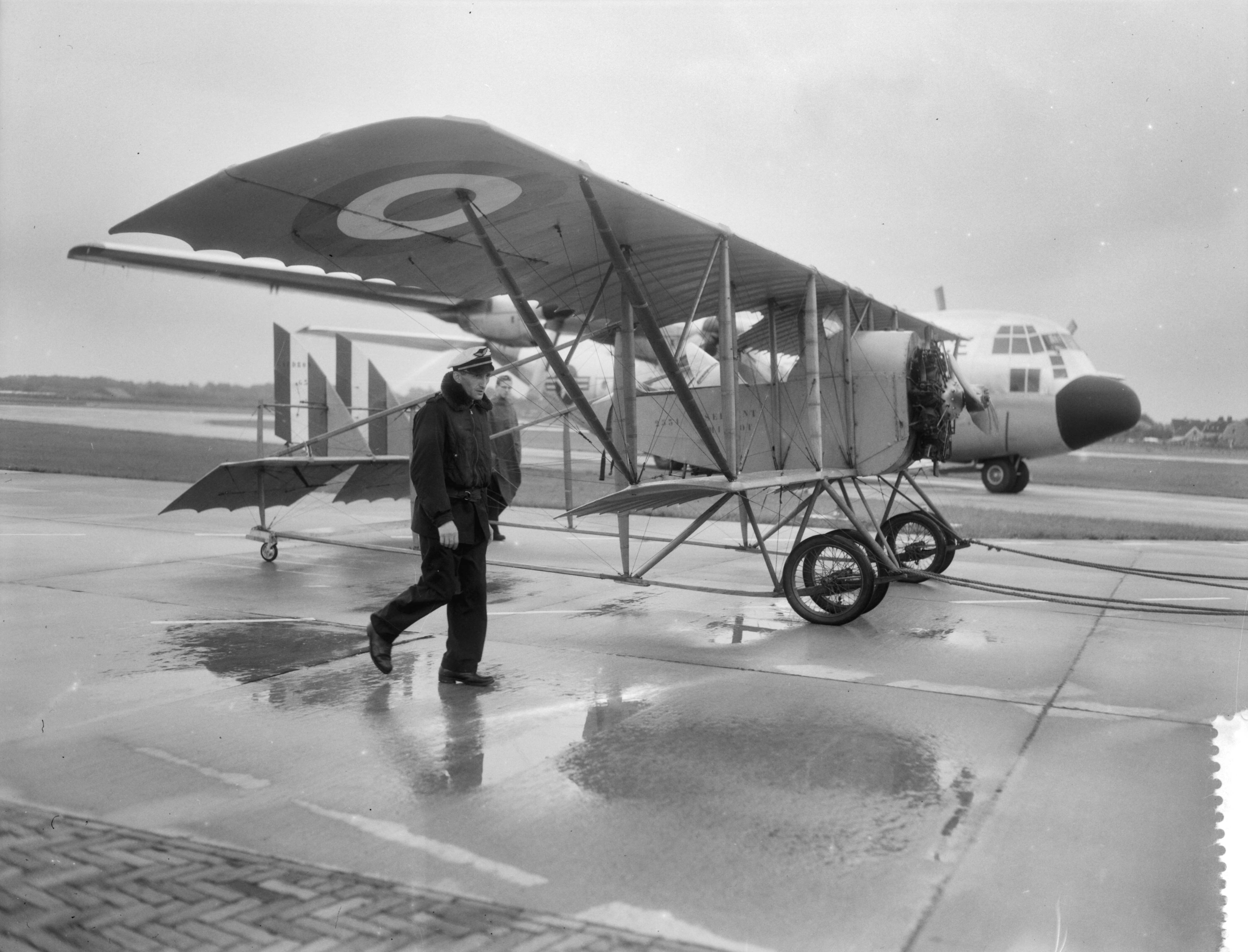 Fotocollectie Anefo — Generale repetitie van het vliegfeest op Soesterberg. Frans vliegtuig Caudron G3 uit de eerste wereldoorlog — Foto: Pot, Harry / Anefo. Licentie: Set B: Rechtenvrij / Publiek Domein. Bron: Nationaal Archief. http://hdl.handle.net/10648/a97fb7e4-d0b4-102d-bcf8-003048976d84