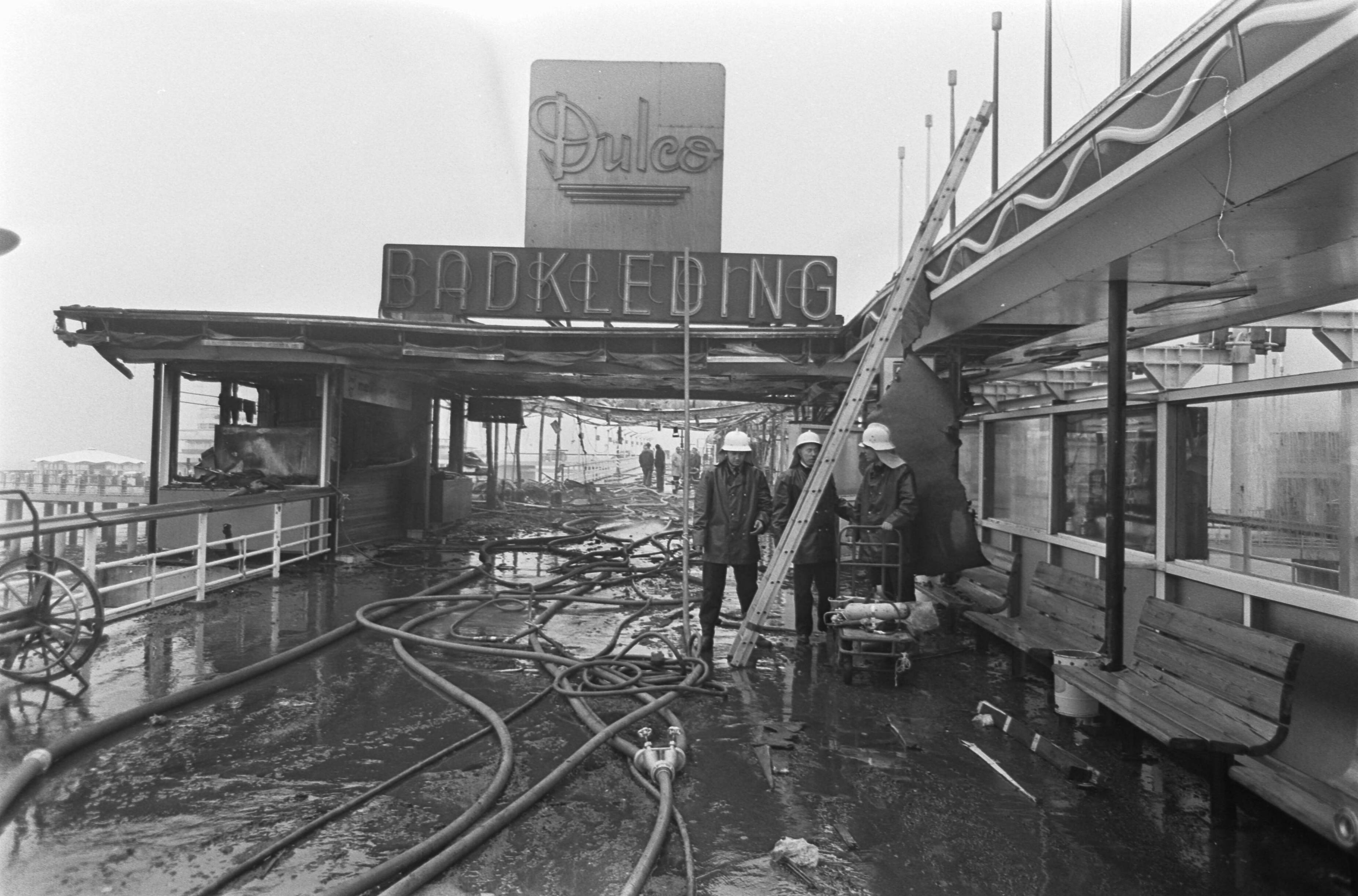 Fotocollectie Anefo — Brand op pier van Scheveningen. Op de hoofdpier brandden de winkeltjes geheel uit — Foto: Nijs, Jac. de / Anefo. Licentie: Set B: Rechtenvrij / Publiek Domein. Bron: Nationaal Archief. http://hdl.handle.net/10648/ab3ddf48-d0b4-102d-bcf8-003048976d84