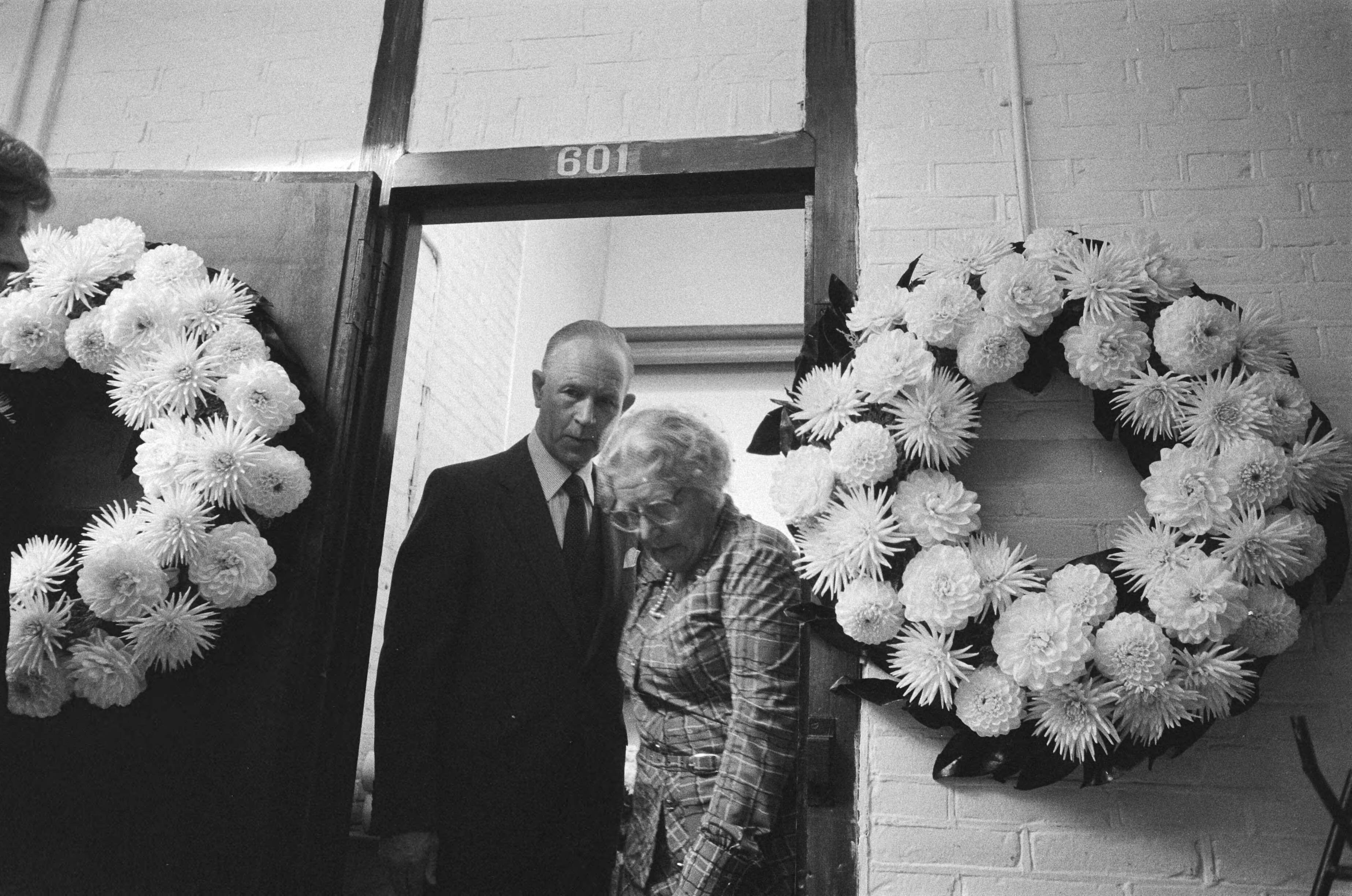 35e herdenking "Oranjehotel"in Scheveningen — Prinses Juliana plaatste krans in dodencel 601; achter haar voorzitter Bos van het comite Herdenking Oranjehotel — Foto: Bogaerts, Rob / Anefo. Licentie: Set B: Rechtenvrij / Publiek Domein. Bron: Nationaal Archief. http://hdl.handle.net/10648/ace852a6-d0b4-102d-bcf8-003048976d84