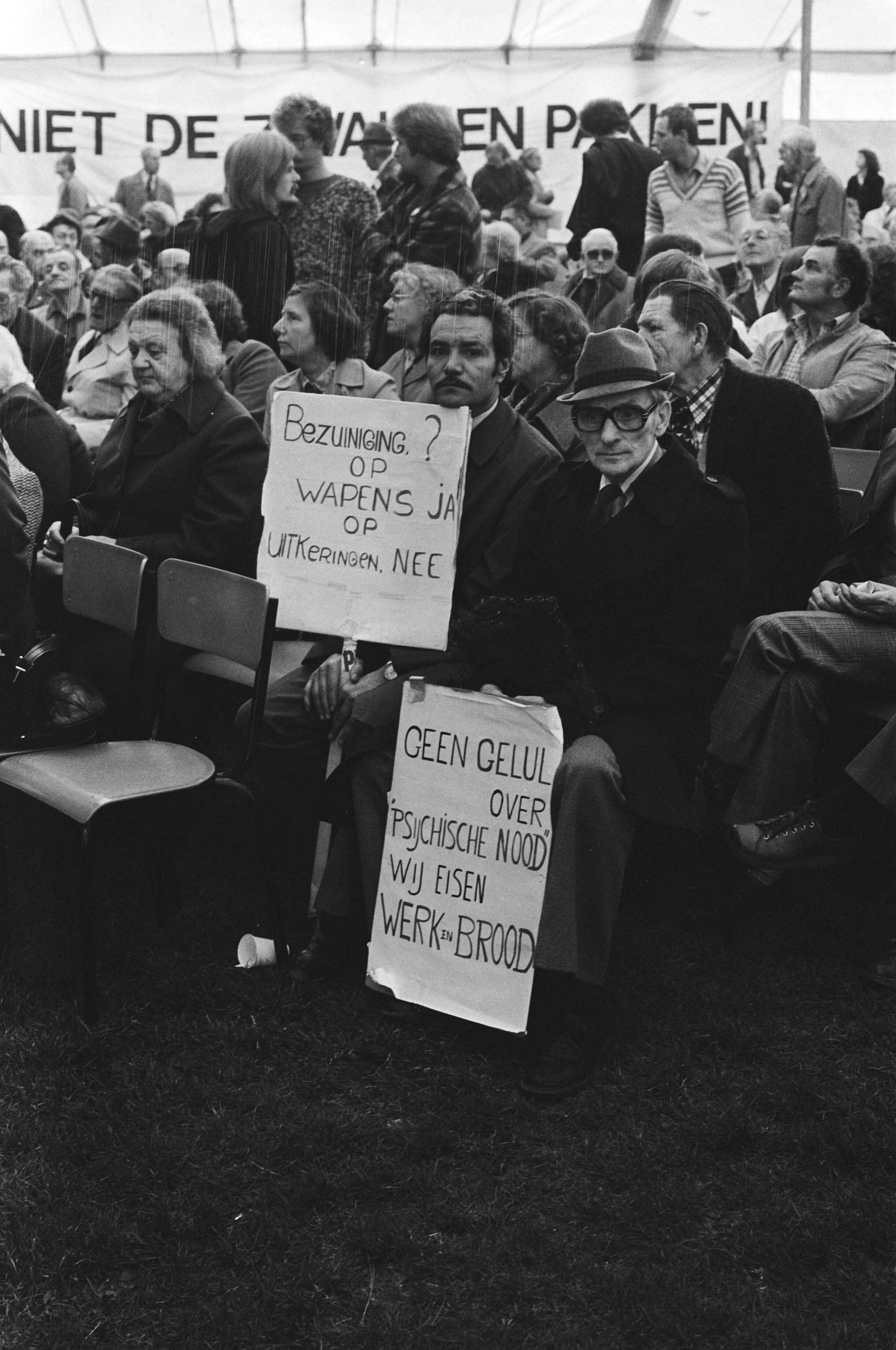Fotocollectie Anefo — Den Haag , demonstratie mensen met sociale uitkeringen tegen bezuinigingen Bestek81 — Foto: Croes, Rob C. / Anefo. Licentie: Set B: Rechtenvrij / Publiek Domein. Bron: Nationaal Archief. http://hdl.handle.net/10648/acbce4b8-d0b4-102d-bcf8-003048976d84