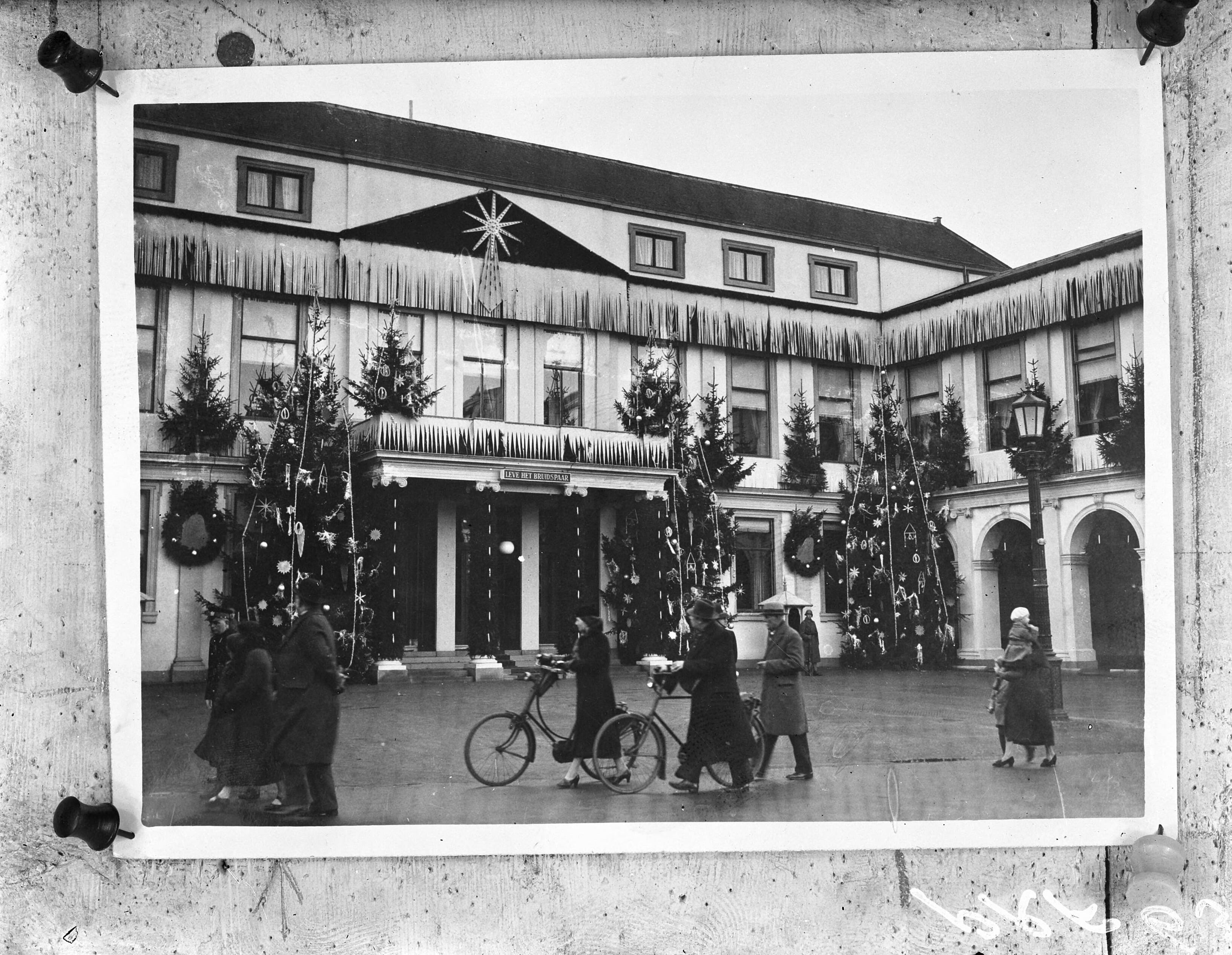Fotocollectie Anefo — Voorbereidingen voor het huwelijk van prinses Juliana en prins Bernhard in Den Haag. Het versierde paleis Noordeinde — Foto: Central Press Ltd. Licentie: Set B: Rechtenvrij / Publiek Domein. Bron: Nationaal Archief. http://hdl.handle.net/10648/ad809b2e-d0b4-102d-bcf8-003048976d84