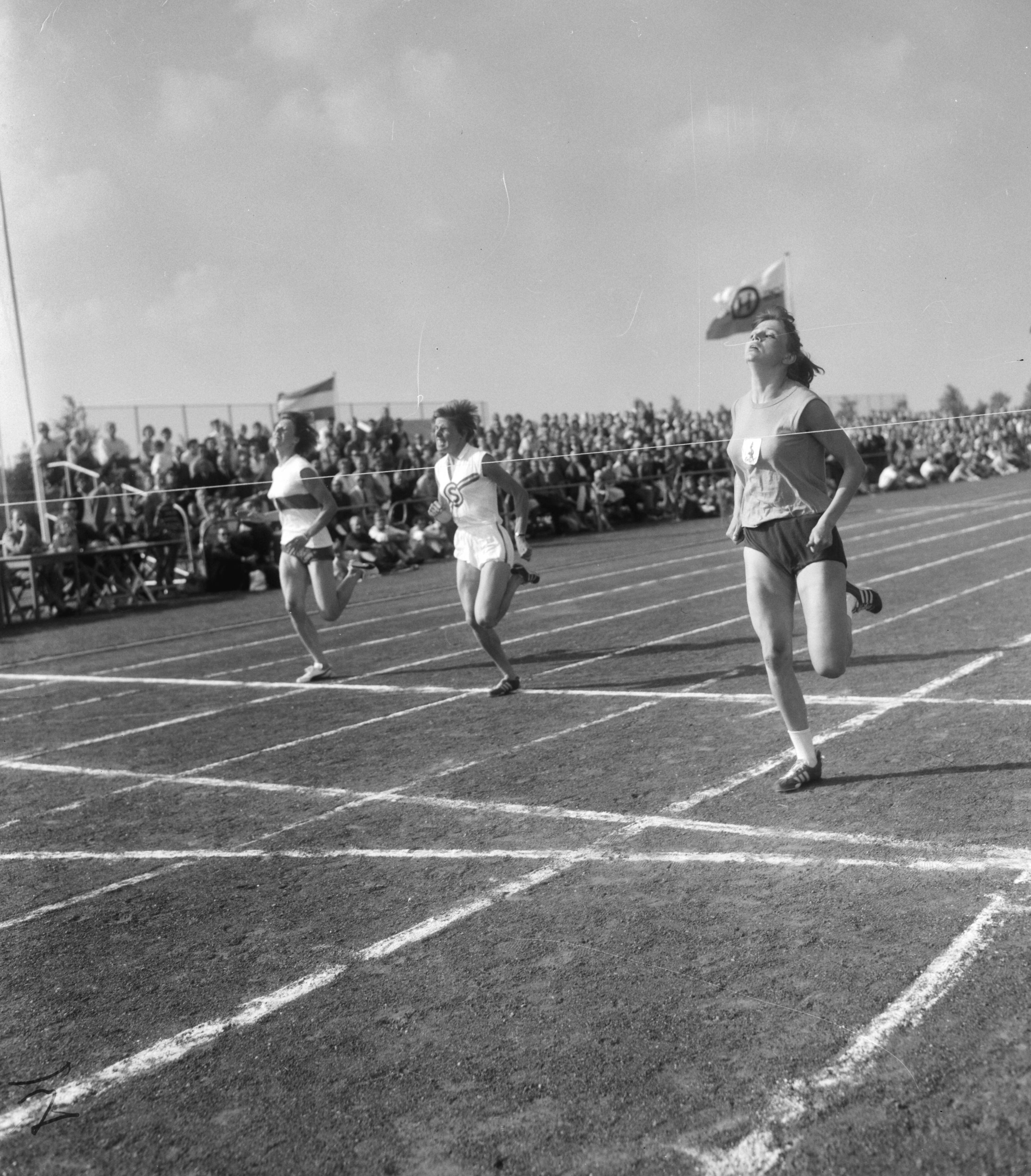 Fotocollectie Anefo — Nationale Atletiekwedstrijden Haarlem, finish 400 dames, Hilde Slaman , Ilja Laman en Janny van Eyck-Vos — Foto: Bilsen, Joop van / Anefo. Licentie: Set B: Rechtenvrij / Publiek Domein. Bron: Nationaal Archief. http://hdl.handle.net/10648/aaf72710-d0b4-102d-bcf8-003048976d84