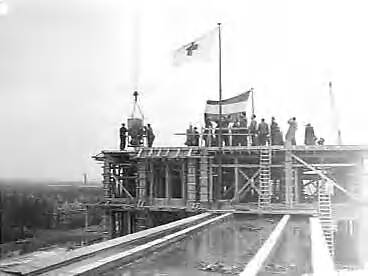 Fotocollectie Anefo — Hijsen van de vlag op het Rode Kruisziekenhuis in Den Haag — Foto: Rossem, Wim van / Anefo. Licentie: Set B: Rechtenvrij / Publiek Domein. Bron: Nationaal Archief. http://hdl.handle.net/10648/a9729096-d0b4-102d-bcf8-003048976d84