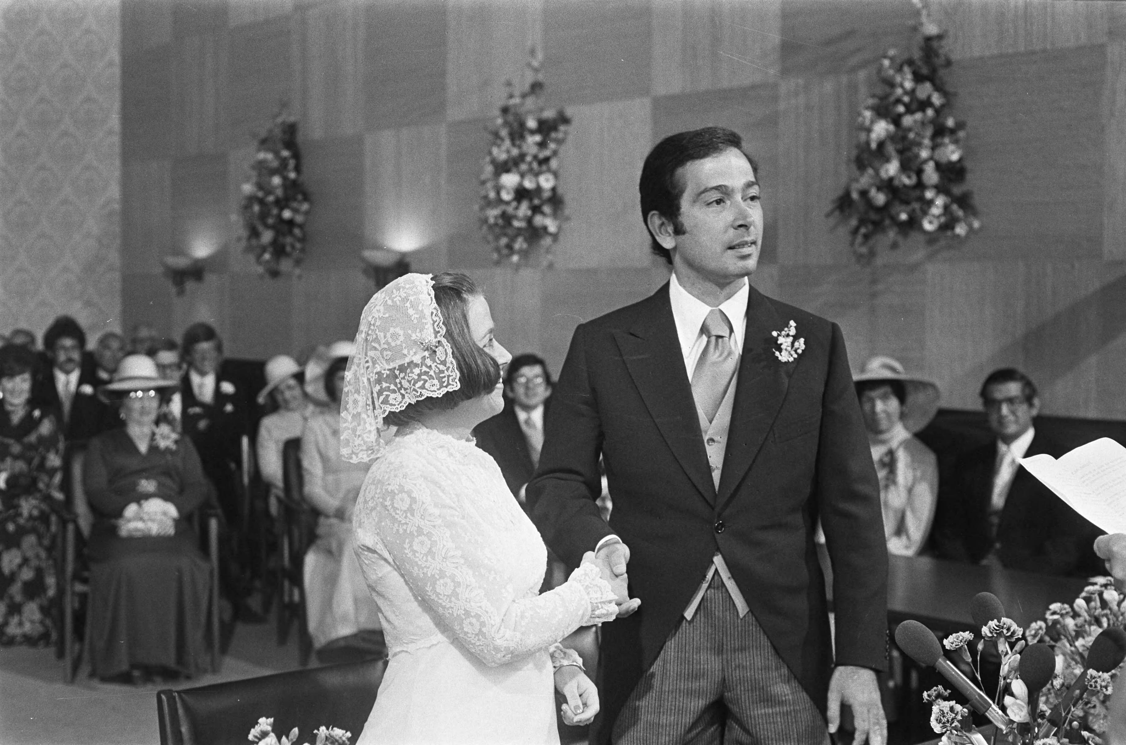 Huwelijk prinses Christina en Jorge Guillermo; de sluiting van het burgerlijk huwelijk in het stadhuis van Baarn — Prinses Christina en Jorge Guillermo bij de sluiting van het burgerlijk huwelijk — Foto: Meerdere fotografen / Anefo. Licentie: Set B: Rechtenvrij / Publiek Domein. Bron: Nationaal Archief. http://hdl.handle.net/10648/ac6c61a0-d0b4-102d-bcf8-003048976d84