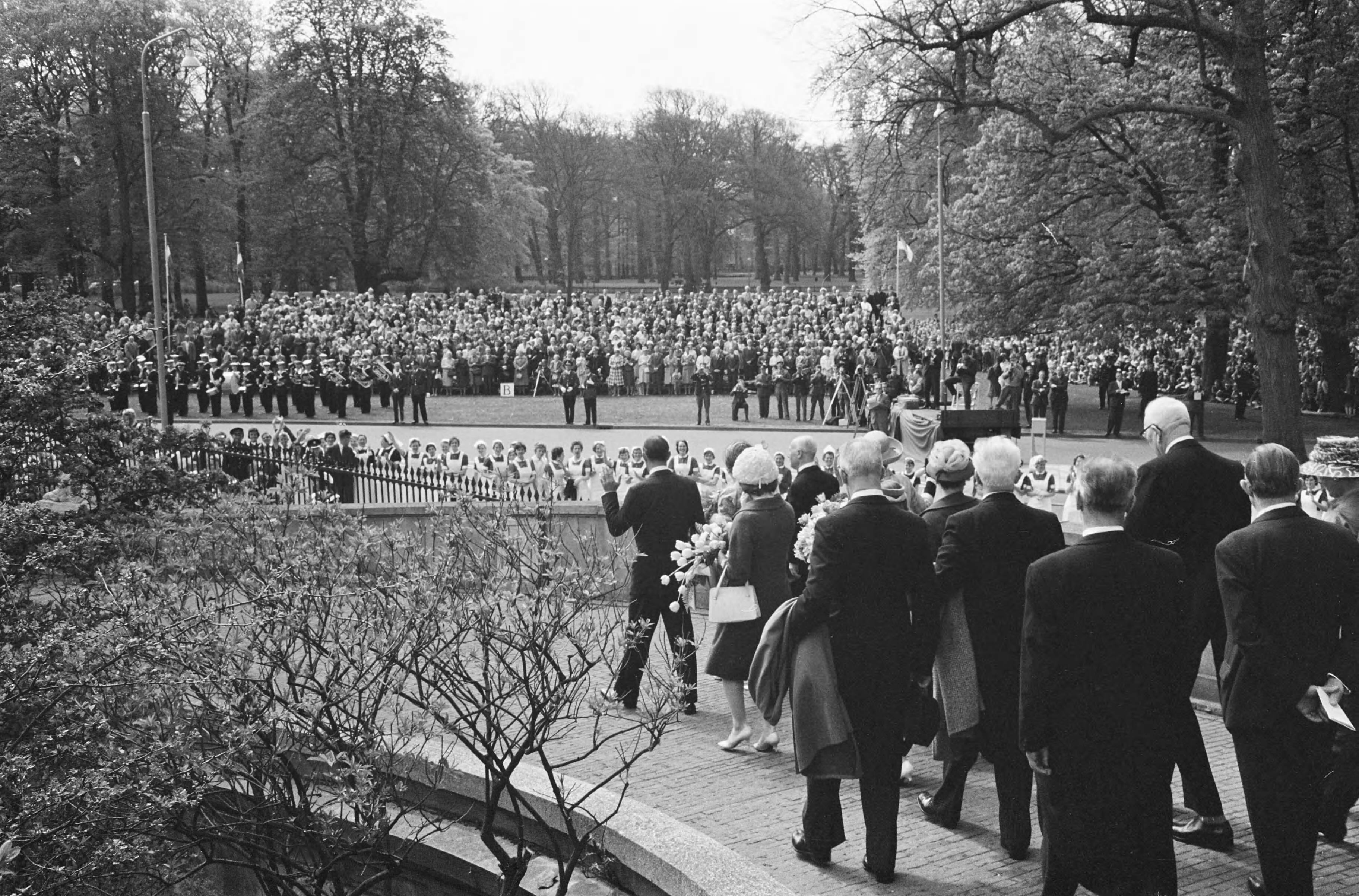 Koninklijk bezoek aan Noord-Holland — Koninklijk bezoek aan Haarlem — Foto: Pot, Harry / Anefo. Licentie: Set B: Rechtenvrij / Publiek Domein. Bron: Nationaal Archief. http://hdl.handle.net/10648/aa07a0fa-d0b4-102d-bcf8-003048976d84