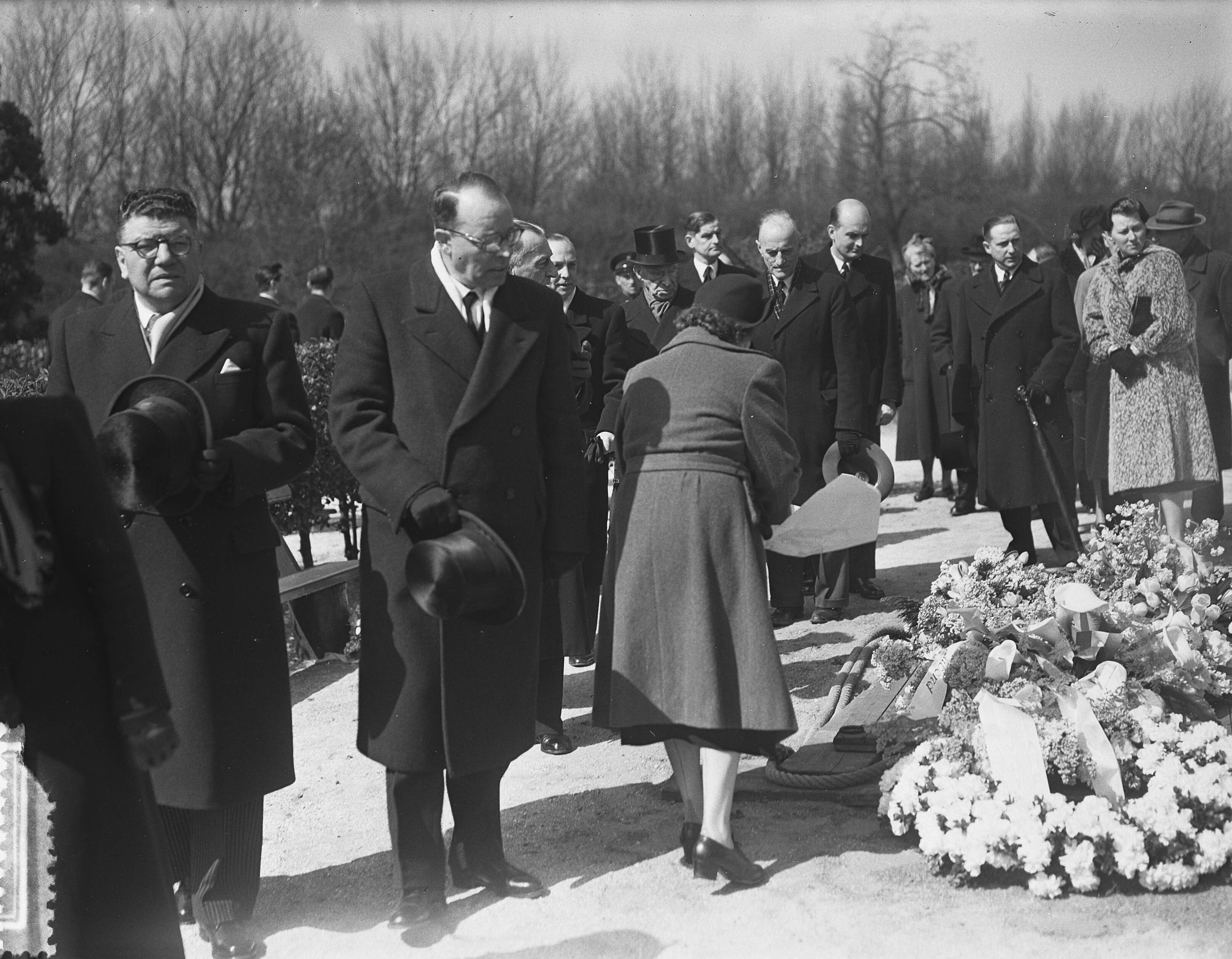 Begrafenis Pim Mulier in Den Haag — Foto: Bilsen, Joop van / Anefo. — Licentie: Set B: Rechtenvrij / Publiek Domein. Bron: Nationaal Archief. http://hdl.handle.net/10648/a9200fc4-d0b4-102d-bcf8-003048976d84