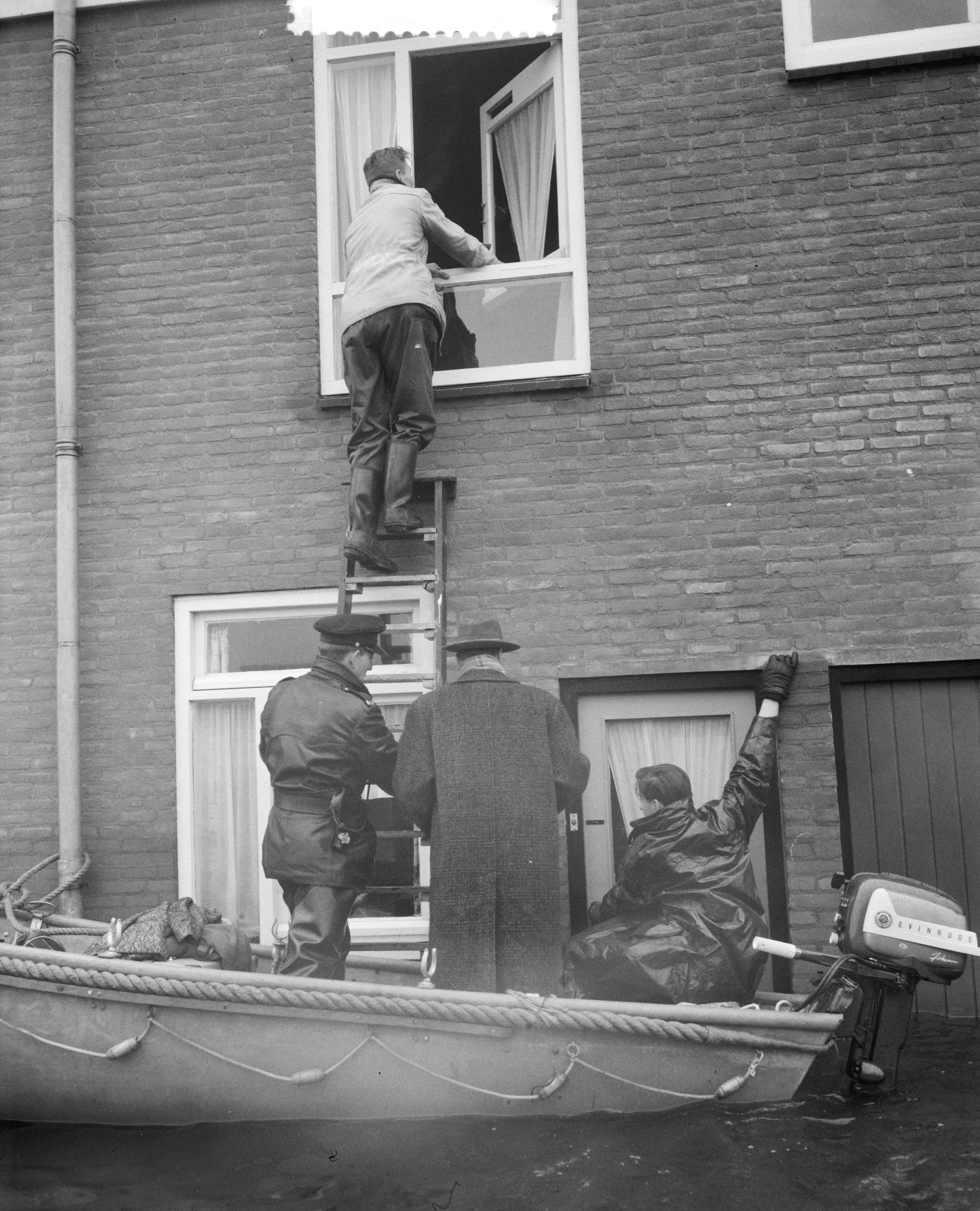 Ramp Tuindorp Oostzaan — Ramp Tuindorp Oostzaan, mensen halen bezittingen op — Foto: Behrens, Herbert F. / Anefo. Licentie: Set B: Rechtenvrij / Publiek Domein. Bron: Nationaal Archief. http://hdl.handle.net/10648/a9a604ee-d0b4-102d-bcf8-003048976d84