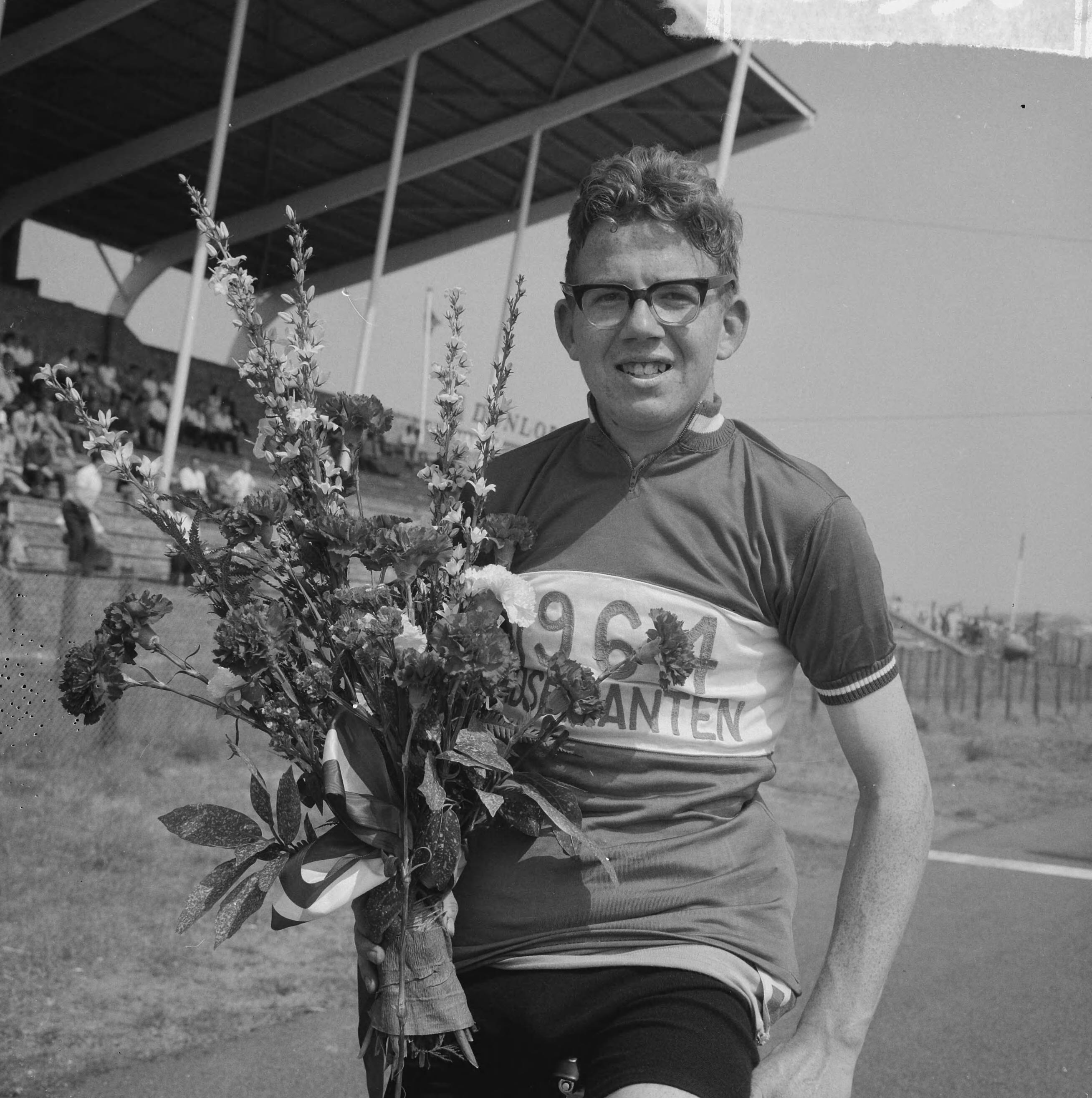 Fotocollectie Anefo — Kampioenschap Wielrennen op de weg 1964 te Zandvoort, kampioen van Nederland bij de aspiranten Ad van Overveld uit Zegge — Foto: Nijs, Jac. de / Anefo. Licentie: Set B: Rechtenvrij / Publiek Domein. Bron: Nationaal Archief. http://hdl.handle.net/10648/aa71156c-d0b4-102d-bcf8-003048976d84