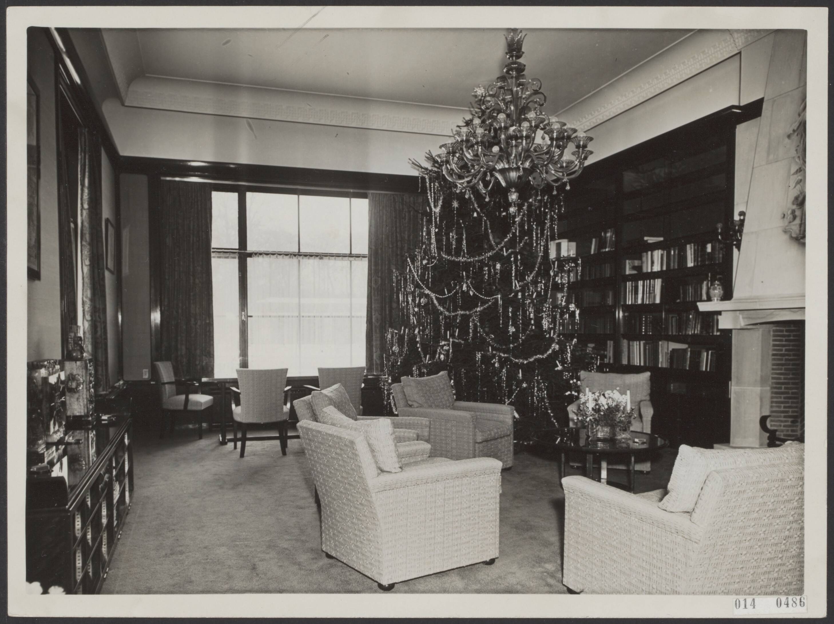 Fotocollectie Elsevier Binnenland — Serie interieur Paleis Soestdijk. Woonkamer in de nieuwe vleugel met kerstboom — Foto: N.V. Polygoon. Licentie: Set B: Rechtenvrij / Publiek Domein. Bron: Nationaal Archief. http://hdl.handle.net/10648/adb0c8b2-d0b4-102d-bcf8-003048976d84