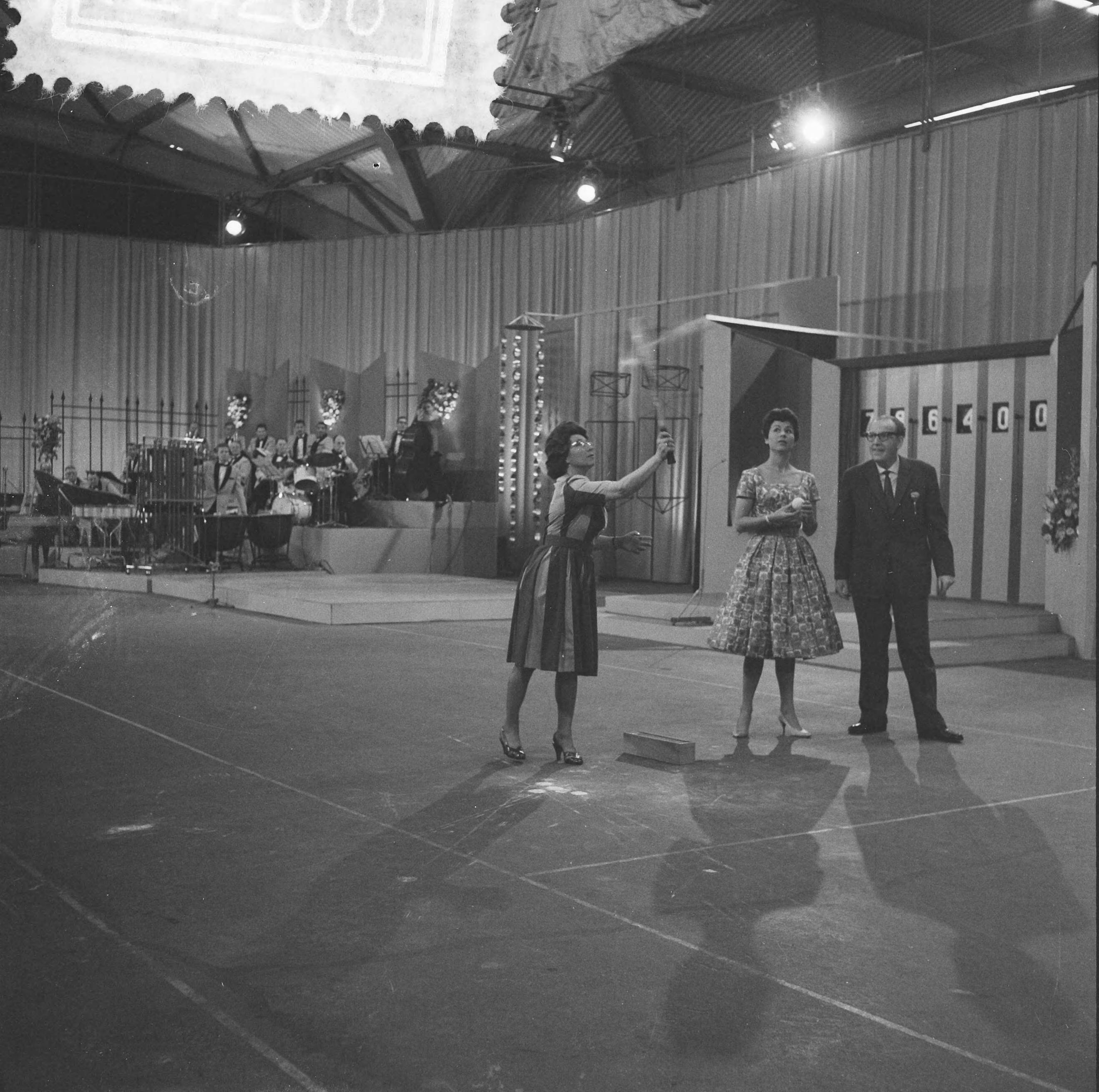 Fotocollectie Anefo — Televisieprogramma "TV-Toto" vanuit de Expohal te Hilversum. Vlnr. schaakkampioene Fenny Heemskerk, assistente Maud en presentator Theo Eerdmans — Foto: Lindeboom, Henk / Anefo. Licentie: Set B: Rechtenvrij / Publiek Domein. Bron: Nationaal Archief. http://hdl.handle.net/10648/a9d34a26-d0b4-102d-bcf8-003048976d84