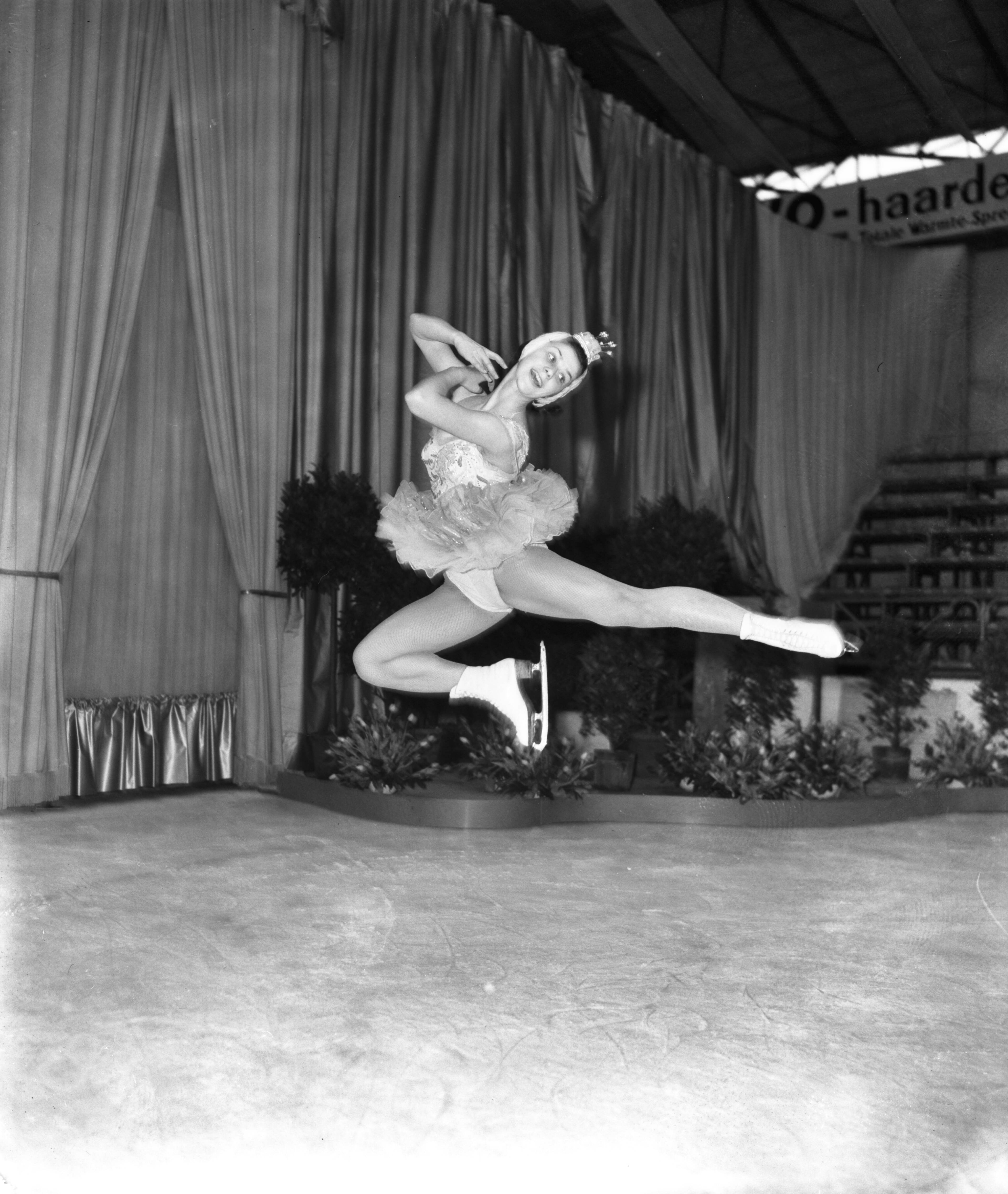 Fotocollectie Anefo — Premiere van de Weense ijsrevue in de Hokij te Den Haag, Ingrid Wendel in actie — Foto: Behrens, Herbert F. / Anefo. Licentie: Set B: Rechtenvrij / Publiek Domein. Bron: Nationaal Archief. http://hdl.handle.net/10648/a98e19ba-d0b4-102d-bcf8-003048976d84