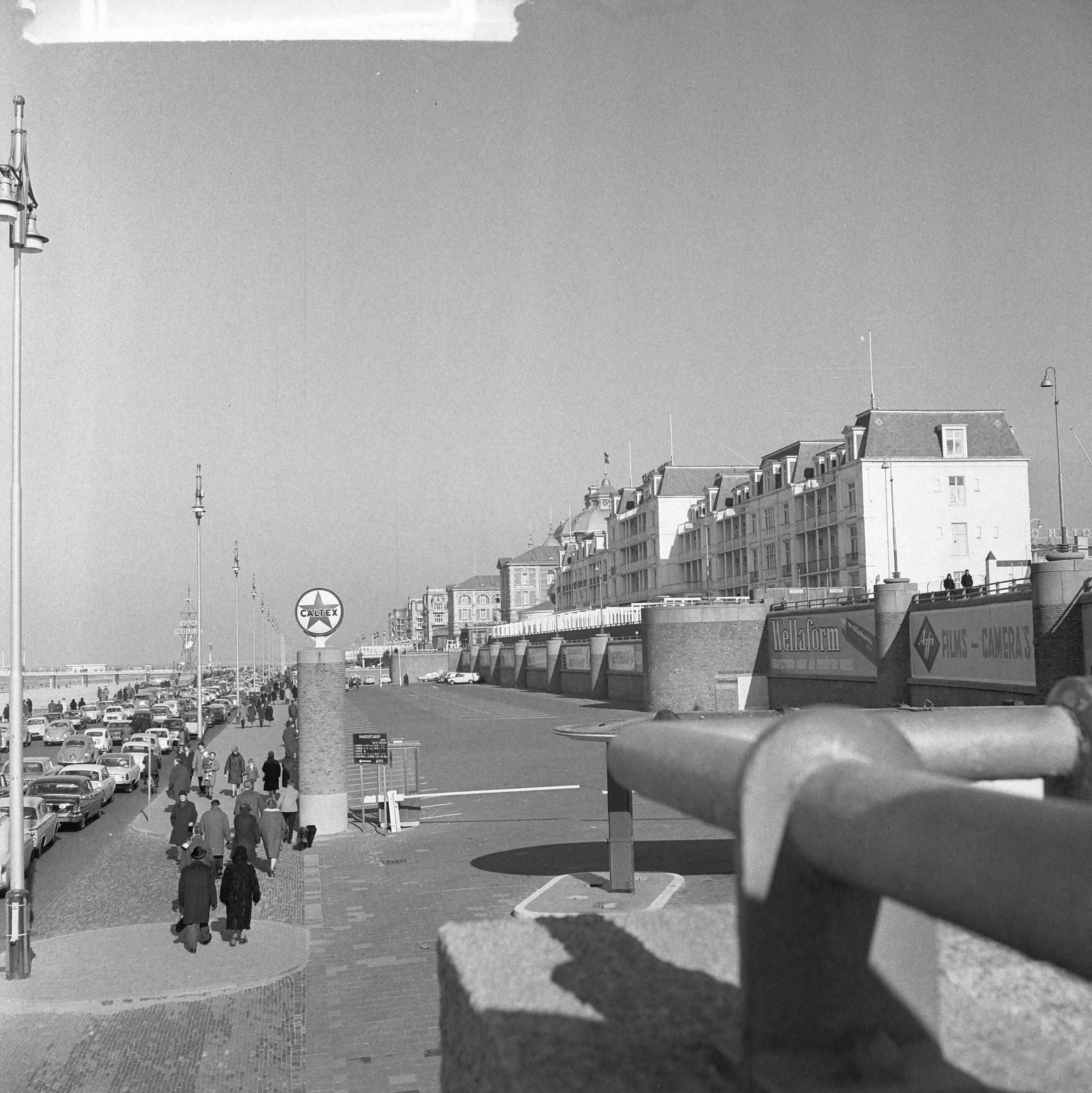 Fotocollectie Anefo — Boulevard Scheveningen vol met "opuittrekkenden" bij warm weer — Foto: Smulders, Jean / Anefo. Licentie: Set B: Rechtenvrij / Publiek Domein. Bron: Nationaal Archief. http://hdl.handle.net/10648/aa60b082-d0b4-102d-bcf8-003048976d84
