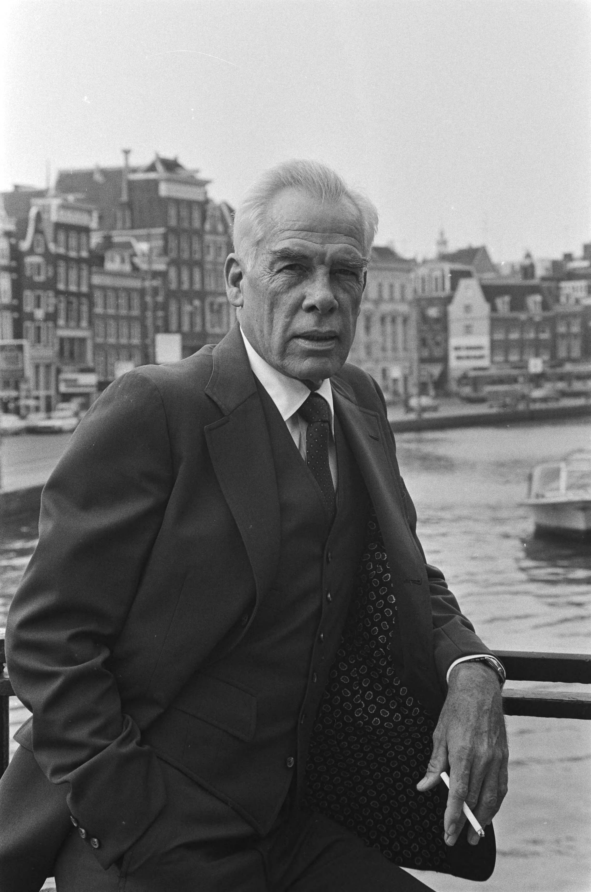 De Amerikaanse acteur Lee Marvin in Amsterdam — Amsterdam|Noord-Holland|acteurs |filmsterren |portretten — Foto: Dijk, Hans van / Anefo. Licentie: Set B: Rechtenvrij / Publiek Domein. Bron: Nationaal Archief. http://hdl.handle.net/10648/ace80d1e-d0b4-102d-bcf8-003048976d84